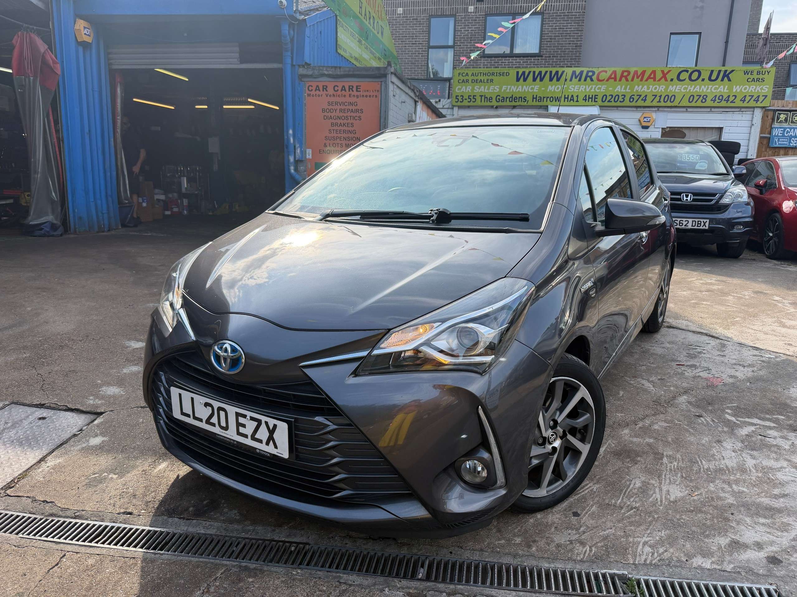 A 2020 TOYOTA YARIS 1.5 VVT-h Y20 Bi-tone Hatchback 5dr Petrol Hybrid E-CVT Euro 6 (s/s) (100 ps) A 2020 TOYOTA YARIS 1.5 VVT-h Y20 Bi-tone Hatchback 5dr Petrol Hybrid E-CVT Euro 6 (s/s) (100 ps)