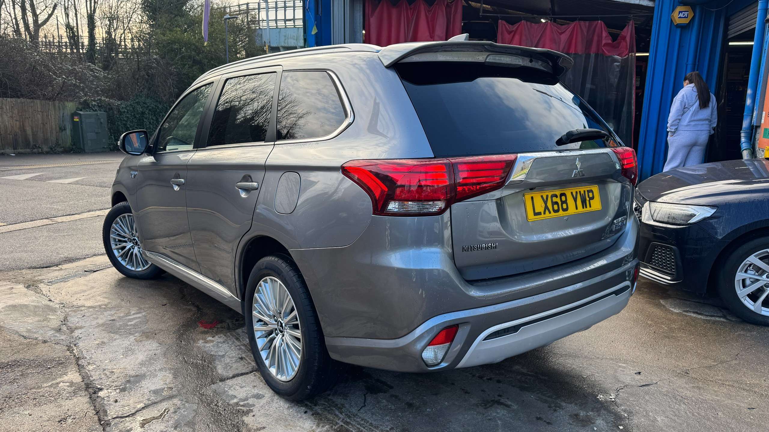 A 2018 MITSUBISHI OUTLANDER 2.4h TwinMotor 13.8kWh 4h SUV 5dr Petrol Plug-in Hybrid CVT 4WD Euro 6 (s/s) (209 ps) A 2018 MITSUBISHI OUTLANDER 2.4h TwinMotor 13.8kWh 4h SUV 5dr Petrol Plug-in Hybrid CVT 4WD Euro 6 (s/s) (209 ps)