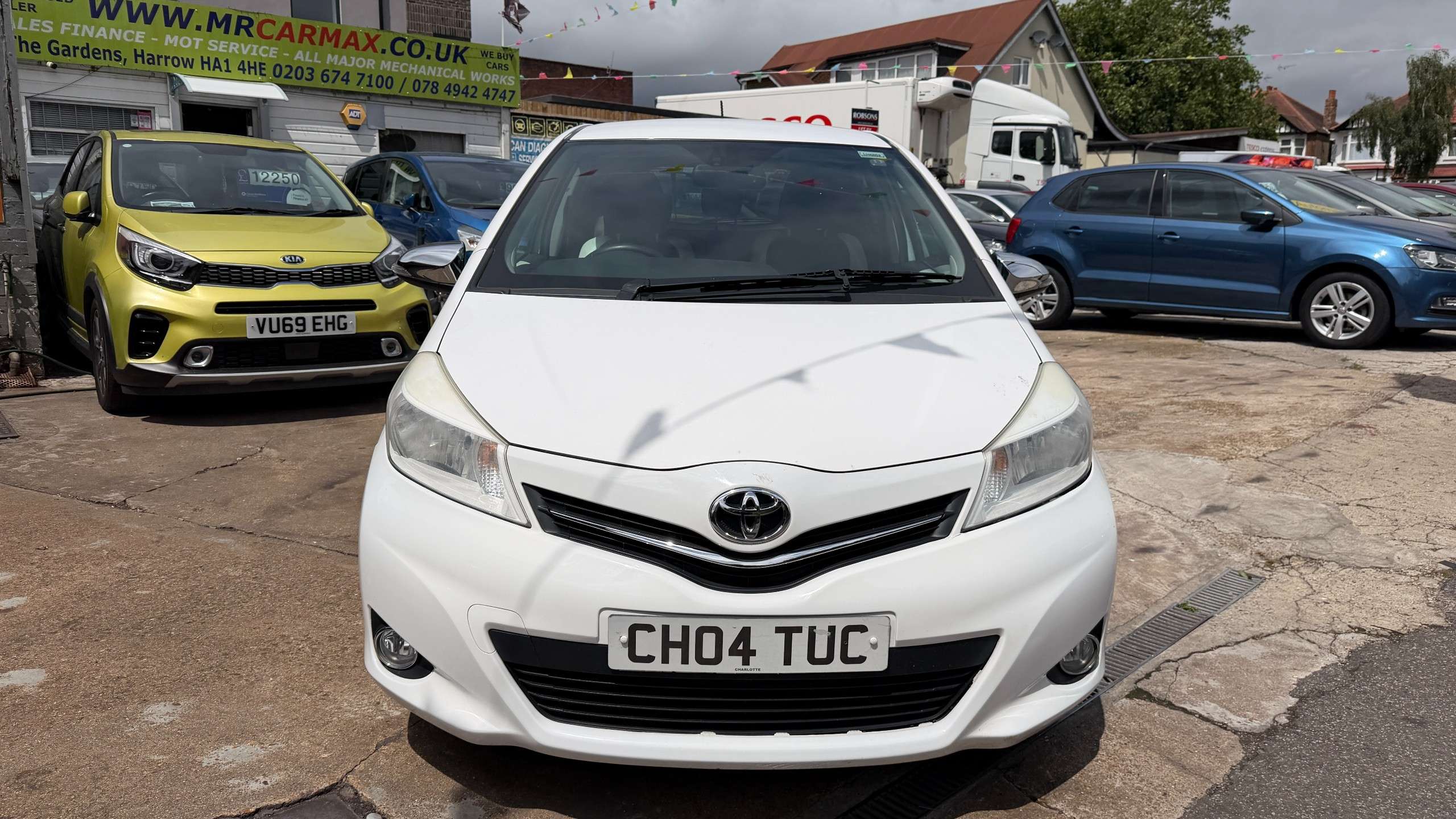 A 2014 TOYOTA YARIS 1.33 Dual VVT-i Trend Hatchback 5dr Petrol Manual Euro 5 (99 ps) A 2014 TOYOTA YARIS 1.33 Dual VVT-i Trend Hatchback 5dr Petrol Manual Euro 5 (99 ps)