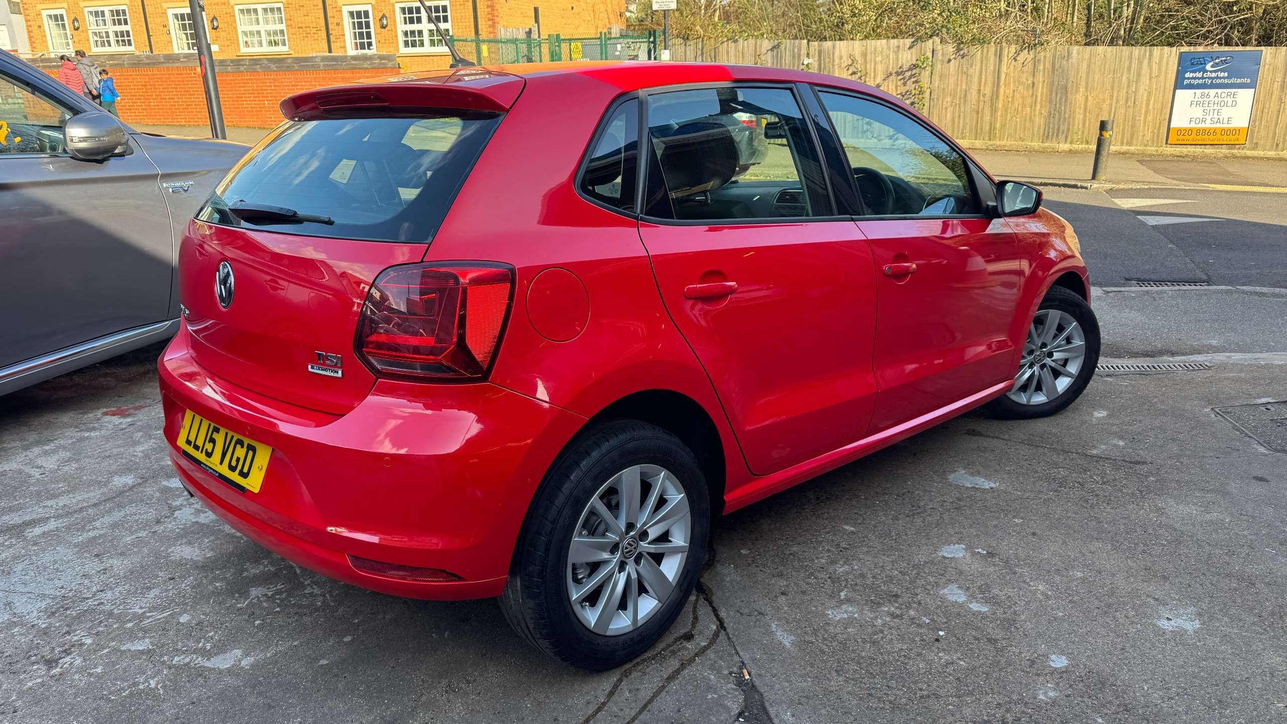 A 2015 VOLKSWAGEN POLO 1.2 TSI BlueMotion Tech SE Hatchback 5dr Petrol DSG Euro 6 (s/s) (90 ps) A 2015 VOLKSWAGEN POLO 1.2 TSI BlueMotion Tech SE Hatchback 5dr Petrol DSG Euro 6 (s/s) (90 ps)