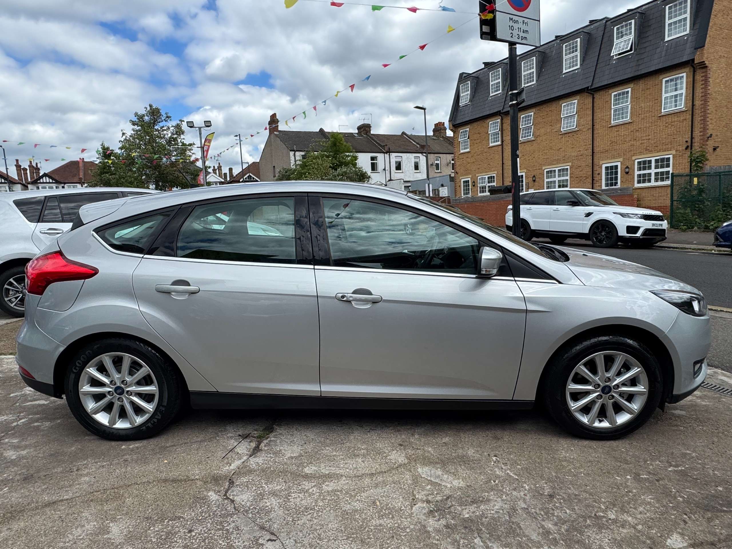 A 2017 FORD FOCUS 1.0T EcoBoost Titanium Hatchback 5dr Petrol Auto Euro 6 (s/s) (125 ps) A 2017 FORD FOCUS 1.0T EcoBoost Titanium Hatchback 5dr Petrol Auto Euro 6 (s/s) (125 ps)