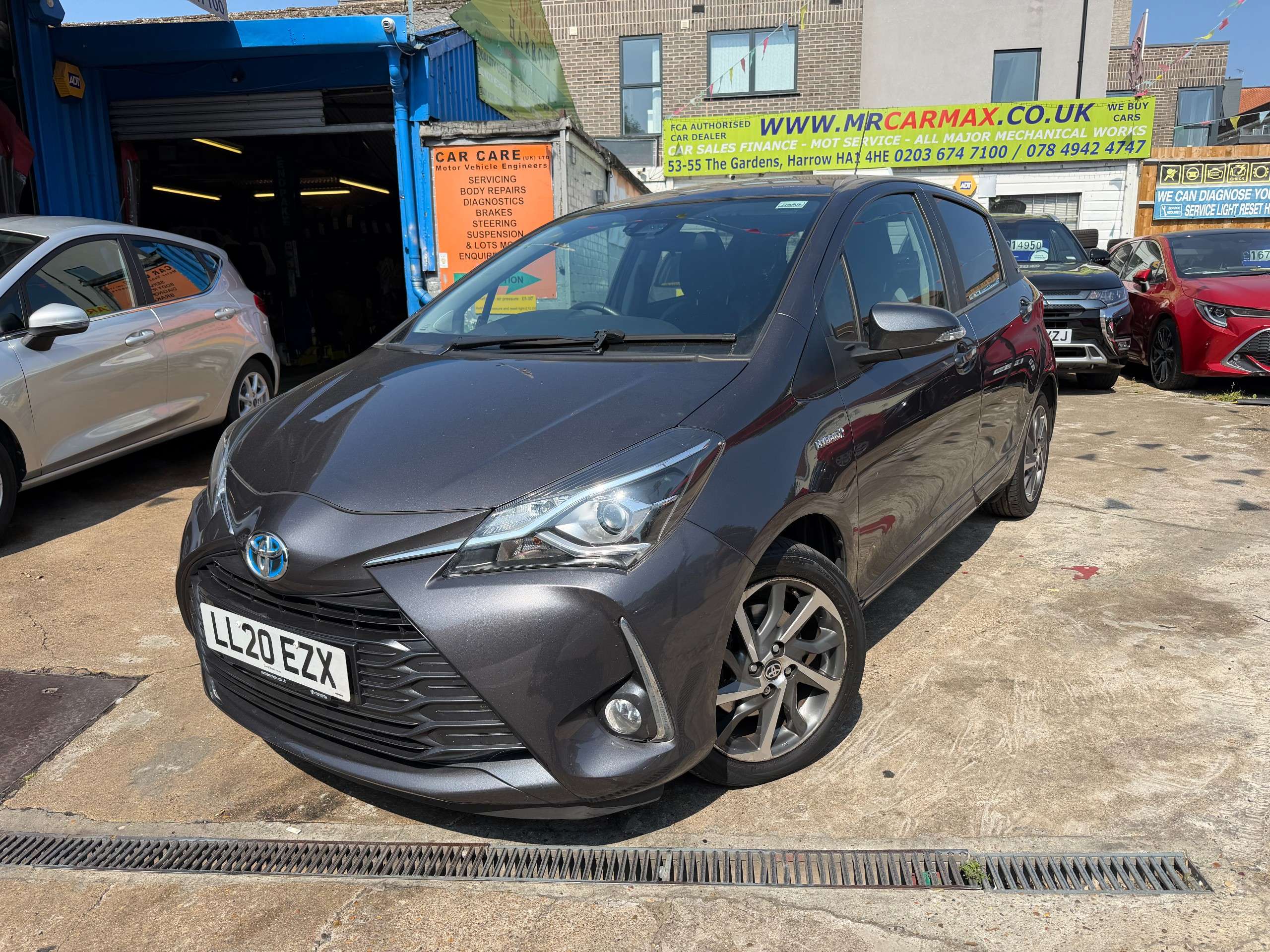 A 2020 TOYOTA YARIS 1.5 VVT-h Y20 Bi-tone Hatchback 5dr Petrol Hybrid E-CVT Euro 6 (s/s) (100 ps) A 2020 TOYOTA YARIS 1.5 VVT-h Y20 Bi-tone Hatchback 5dr Petrol Hybrid E-CVT Euro 6 (s/s) (100 ps)