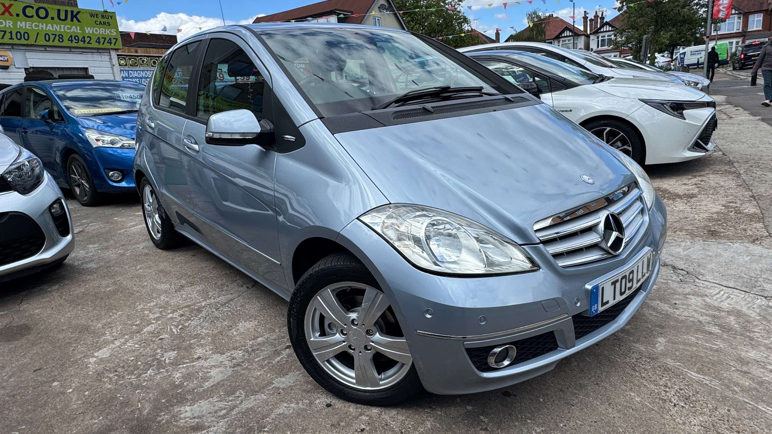 A 2009 MERCEDES-BENZ A CLASS 1.7 A170 Avantgarde SE Hatchback 5dr Petrol CVT (166 g/km, 116 bhp) A 2009 MERCEDES-BENZ A CLASS 1.7 A170 Avantgarde SE Hatchback 5dr Petrol CVT (166 g/km, 116 bhp)