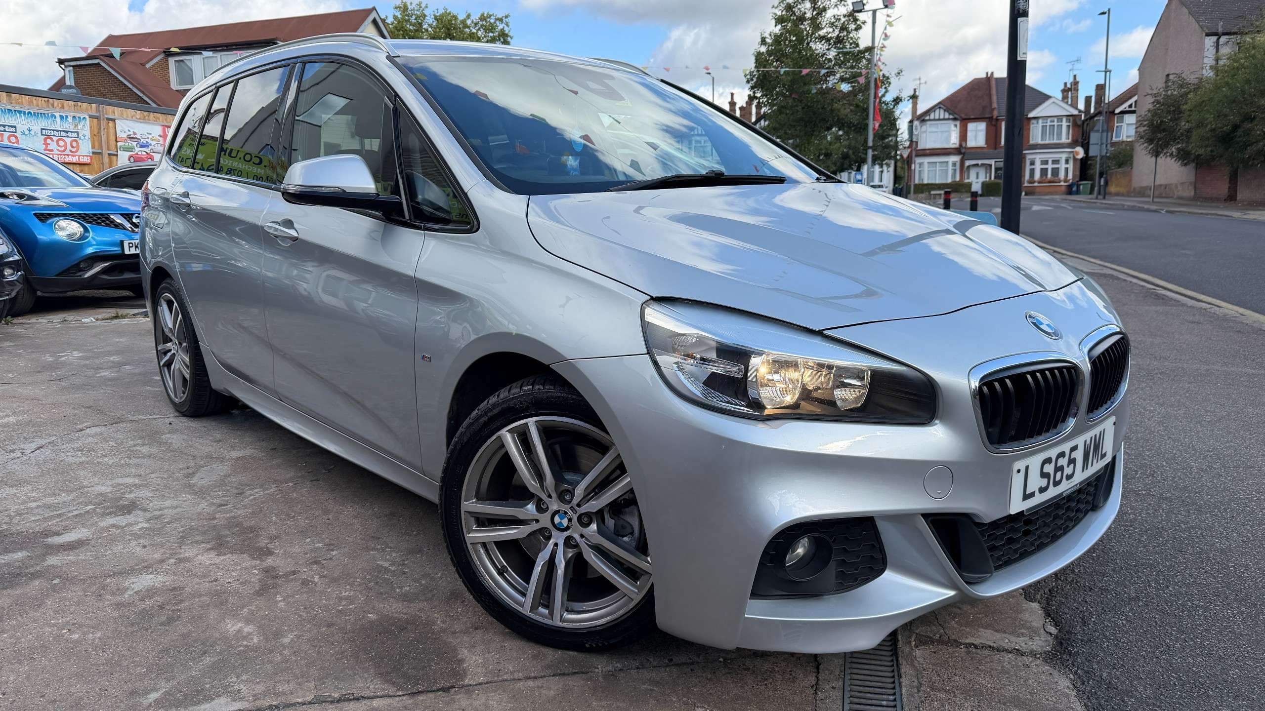 A 2015 BMW 2 SERIES GRAN TOURER 2.0 220i M Sport MPV 5dr Petrol Auto Euro 6 (s/s) (192 ps) A 2015 BMW 2 SERIES GRAN TOURER 2.0 220i M Sport MPV 5dr Petrol Auto Euro 6 (s/s) (192 ps)