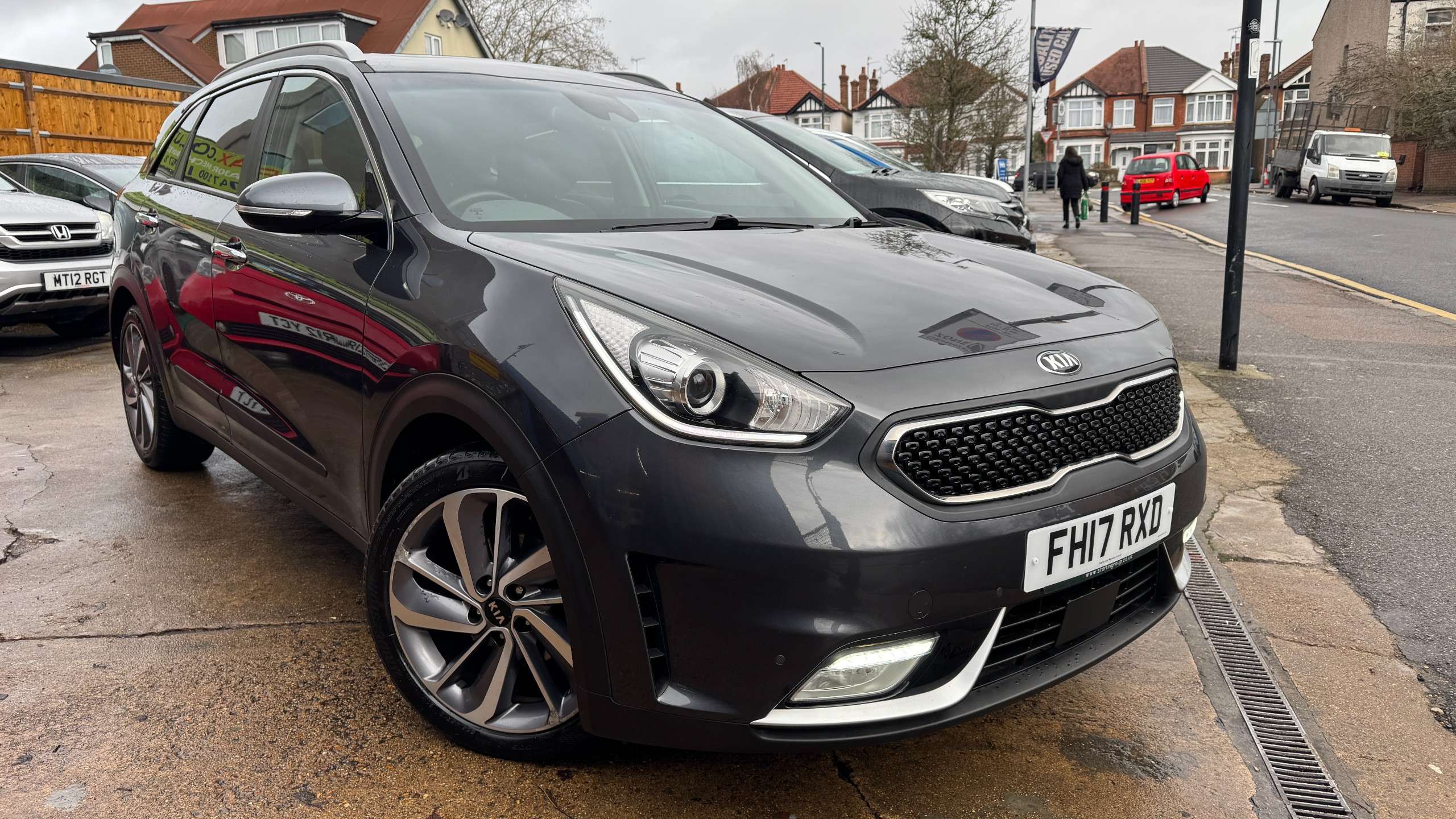 A 2017 KIA NIRO 1.6h GDi First Edition SUV 5dr Petrol Hybrid DCT Euro 6 (s/s) (139 bhp) A 2017 KIA NIRO 1.6h GDi First Edition SUV 5dr Petrol Hybrid DCT Euro 6 (s/s) (139 bhp)