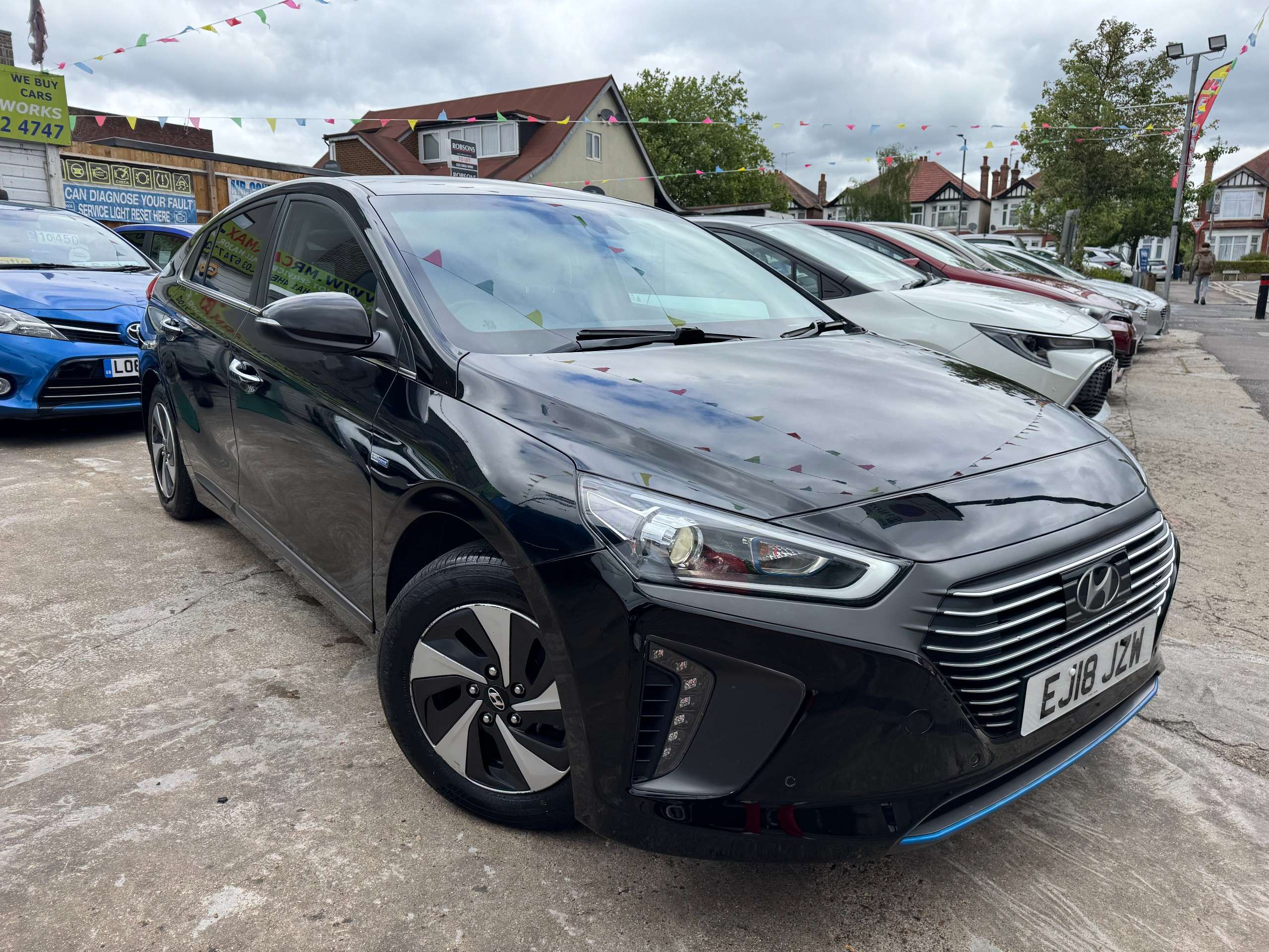 A 2018 HYUNDAI IONIQ 1.6 h-GDi Premium SE Hatchback 5dr Petrol Hybrid DCT Euro 6 (s/s) (141 ps) A 2018 HYUNDAI IONIQ 1.6 h-GDi Premium SE Hatchback 5dr Petrol Hybrid DCT Euro 6 (s/s) (141 ps)