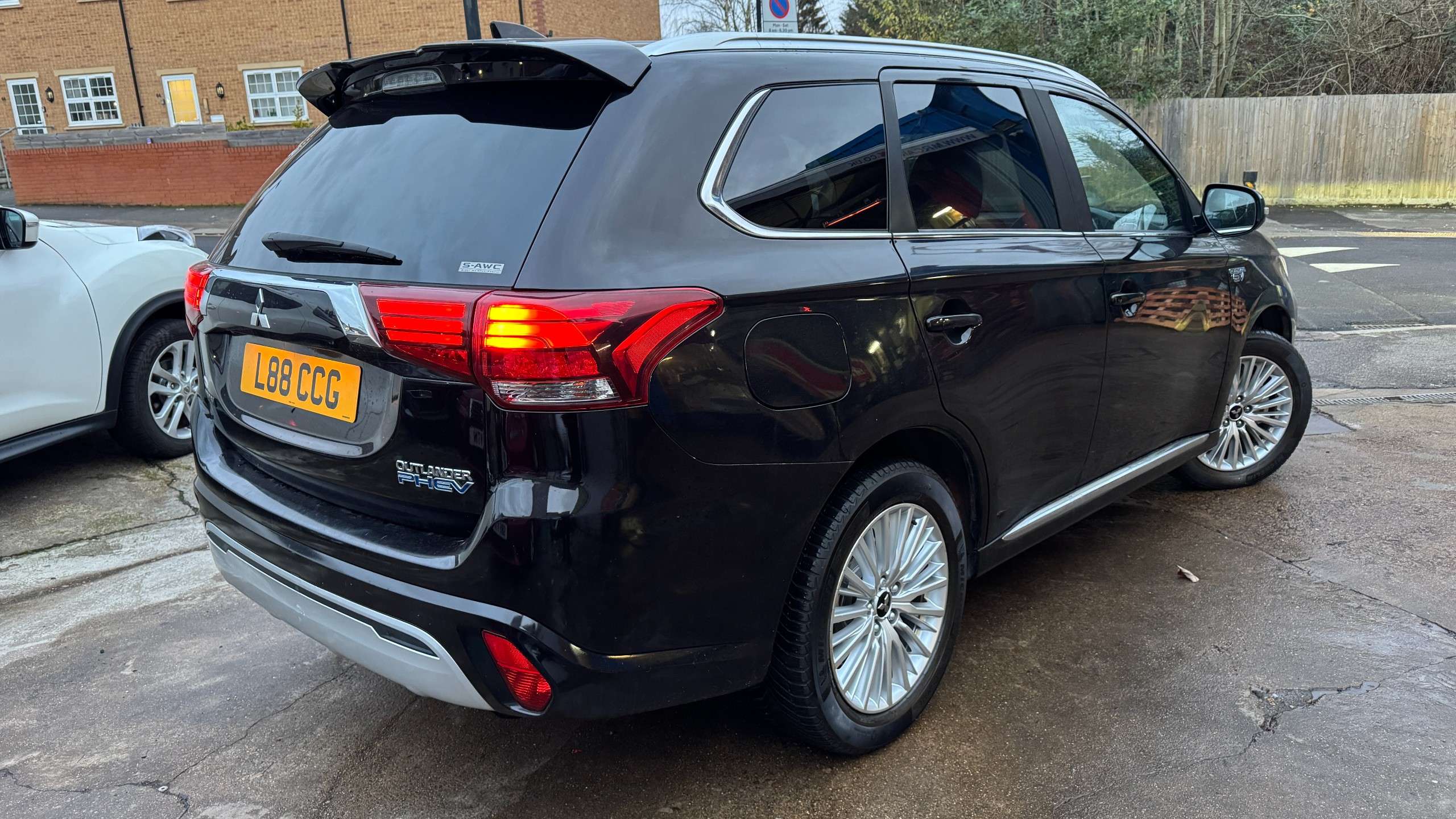 A 2018 MITSUBISHI OUTLANDER 2.4h TwinMotor 13.8kWh 4h SUV 5dr Petrol Plug-in Hybrid CVT 4WD Euro 6 (s/s) (209 ps) A 2018 MITSUBISHI OUTLANDER 2.4h TwinMotor 13.8kWh 4h SUV 5dr Petrol Plug-in Hybrid CVT 4WD Euro 6 (s/s) (209 ps)