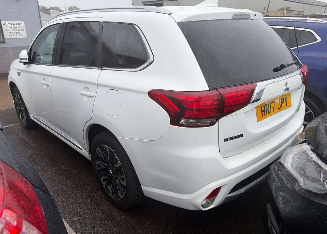 A 2017 MITSUBISHI OUTLANDER 2.0h 12kWh 4h SUV 5dr Petrol Plug-in Hybrid CVT 4WD Euro 6 (s/s) (200 ps) A 2017 MITSUBISHI OUTLANDER 2.0h 12kWh 4h SUV 5dr Petrol Plug-in Hybrid CVT 4WD Euro 6 (s/s) (200 ps)