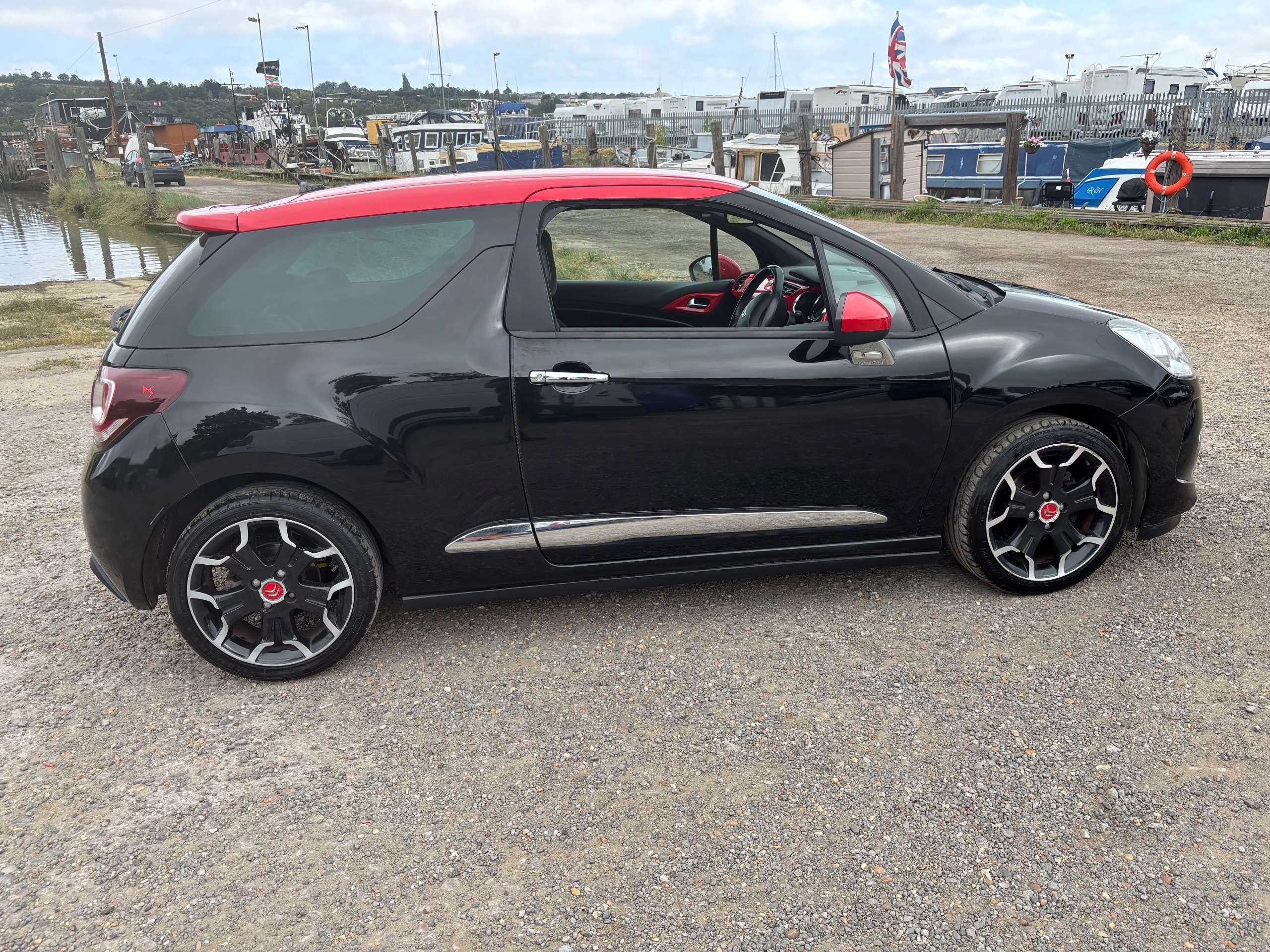 A 2014 CITROEN DS3 1.6 e-HDi Airdream DSport Red Hatchback 3dr Diesel Manual Euro 5 (s/s) (115 ps) A 2014 CITROEN DS3 1.6 e-HDi Airdream DSport Red Hatchback 3dr Diesel Manual Euro 5 (s/s) (115 ps)