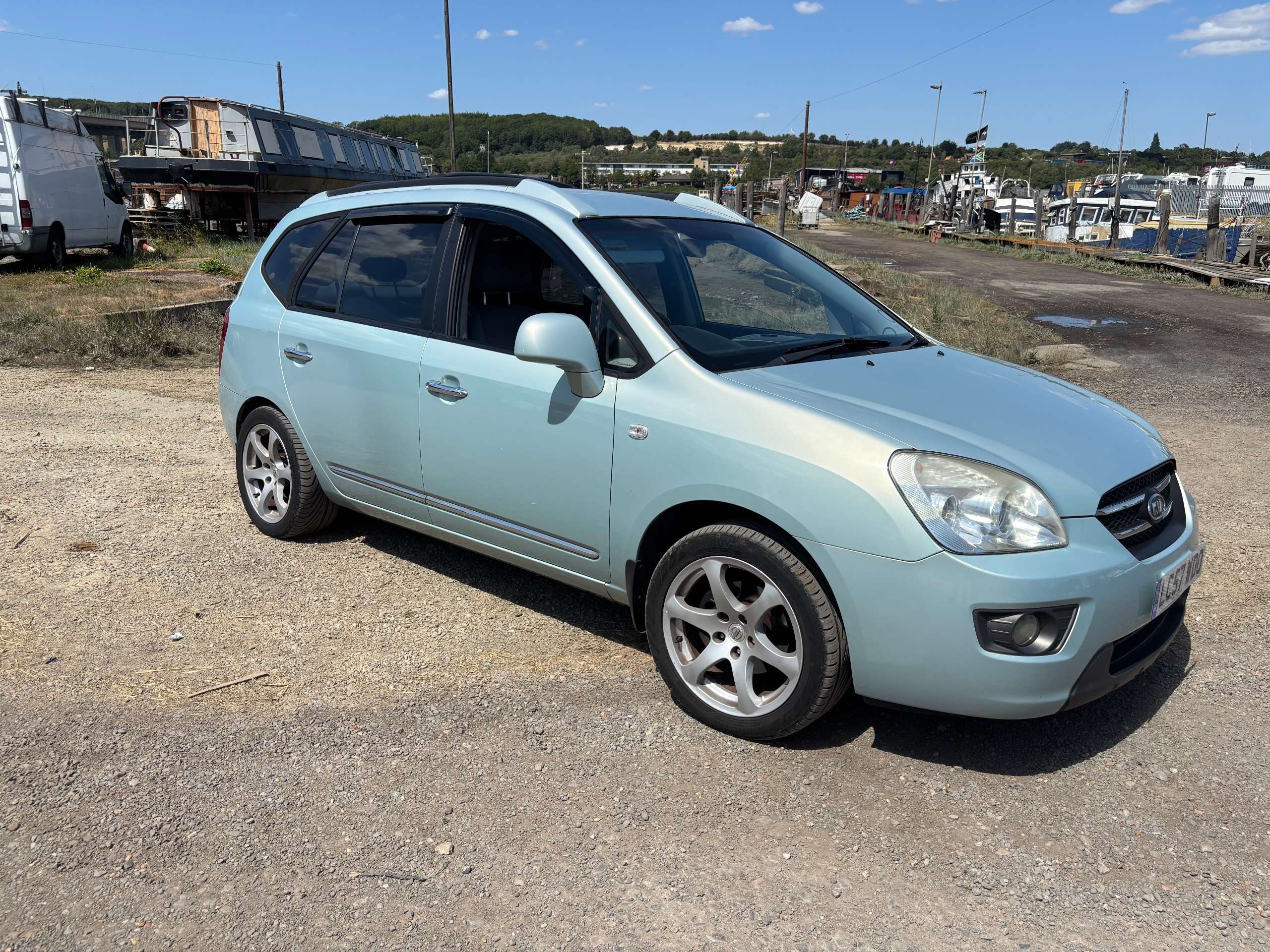 A 2007 KIA CARENS 2.0 CRDi GS MPV 5dr Diesel Manual (165 g/km, 138 bhp) A 2007 KIA CARENS 2.0 CRDi GS MPV 5dr Diesel Manual (165 g/km, 138 bhp)