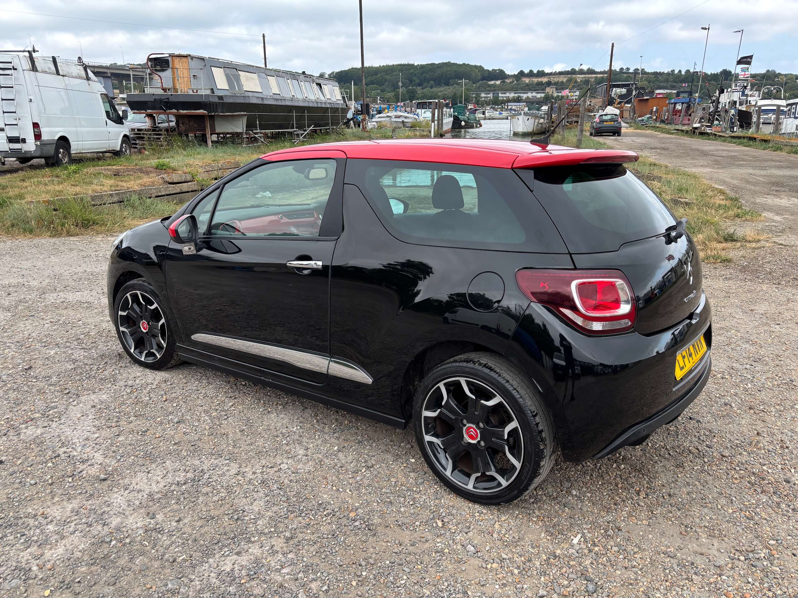 A 2014 CITROEN DS3 1.6 e-HDi Airdream DSport Red Hatchback 3dr Diesel Manual Euro 5 (s/s) (115 ps) A 2014 CITROEN DS3 1.6 e-HDi Airdream DSport Red Hatchback 3dr Diesel Manual Euro 5 (s/s) (115 ps)