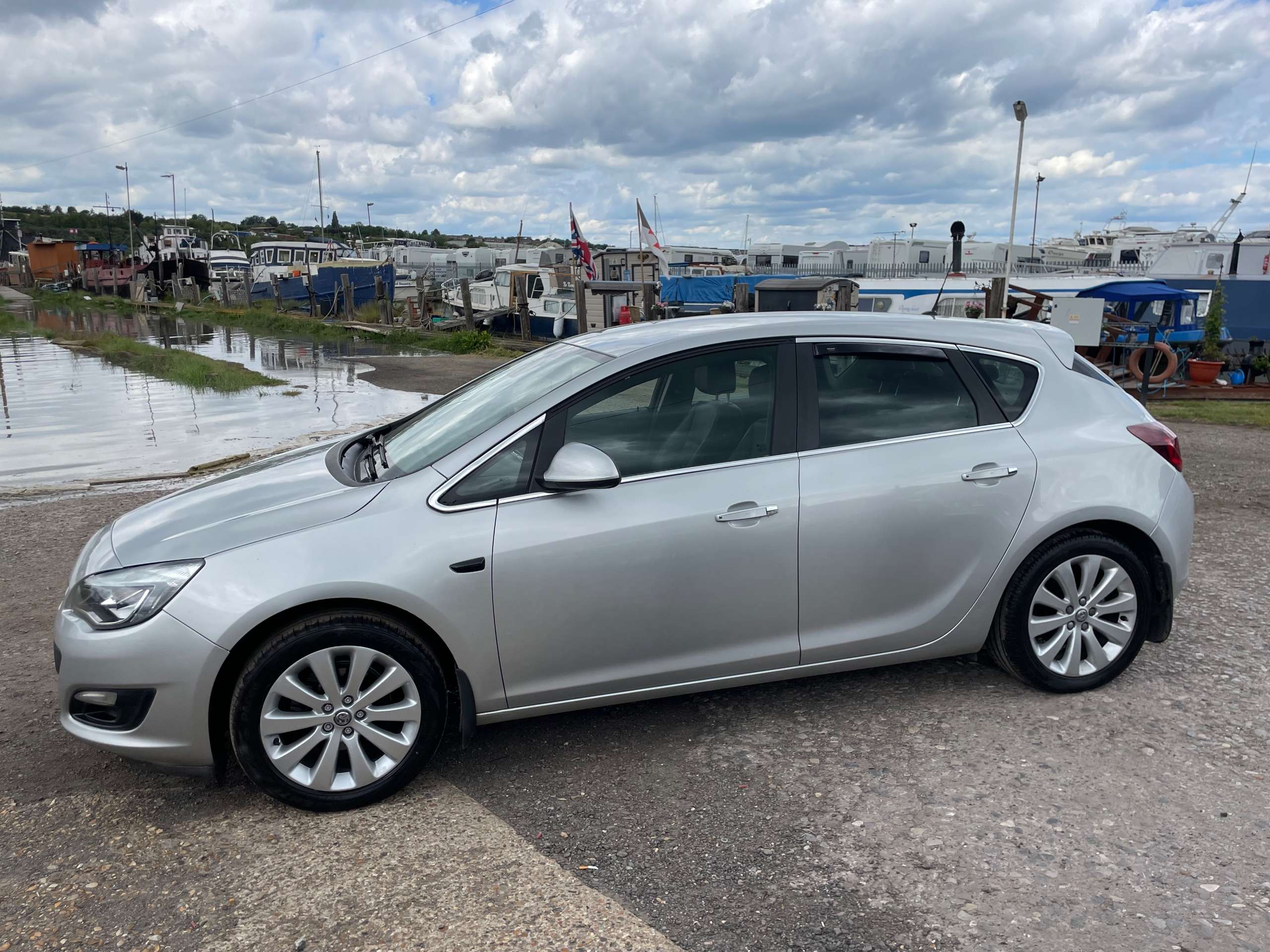 A 2012 VAUXHALL ASTRA 1.6 16v Elite Hatchback 5dr Petrol Manual Euro 5 (115 ps) A 2012 VAUXHALL ASTRA 1.6 16v Elite Hatchback 5dr Petrol Manual Euro 5 (115 ps)