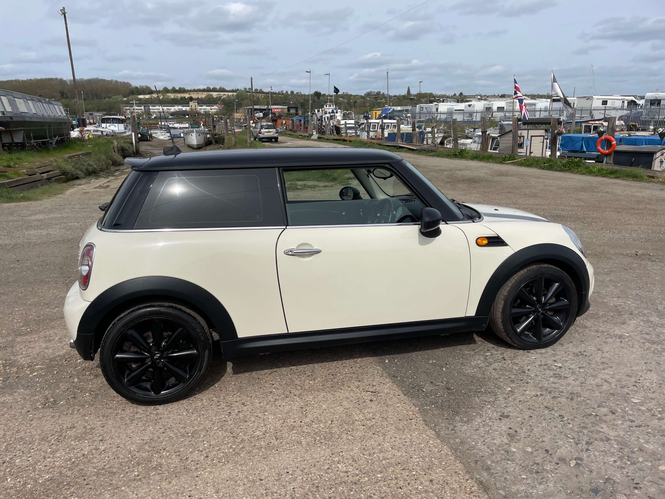A 2011 MINI HATCH 1.6 Cooper D Hatchback 3dr Diesel Manual Euro 5 (s/s) (112 ps) A 2011 MINI HATCH 1.6 Cooper D Hatchback 3dr Diesel Manual Euro 5 (s/s) (112 ps)