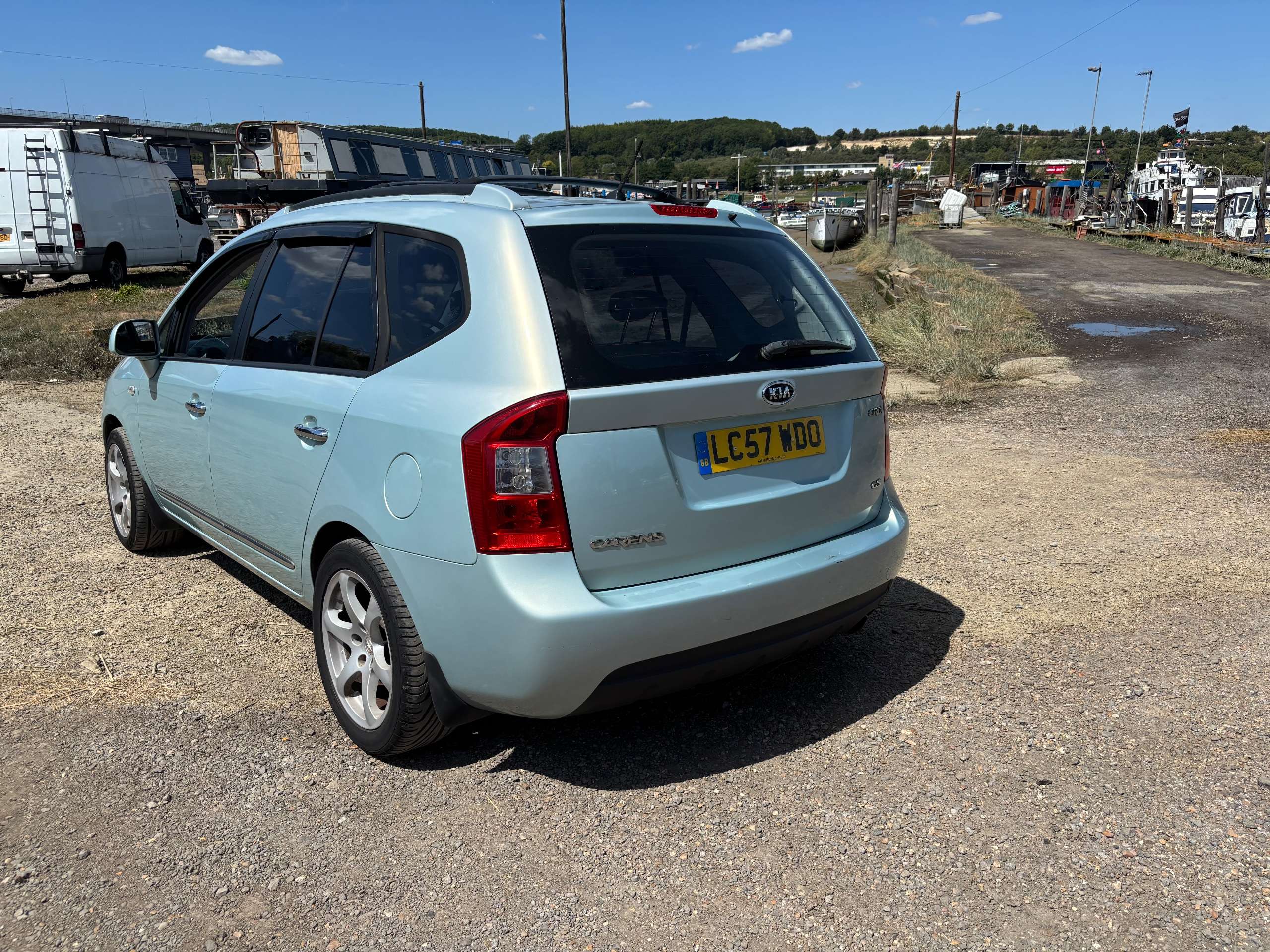 A 2007 KIA CARENS 2.0 CRDi GS MPV 5dr Diesel Manual (165 g/km, 138 bhp) A 2007 KIA CARENS 2.0 CRDi GS MPV 5dr Diesel Manual (165 g/km, 138 bhp)