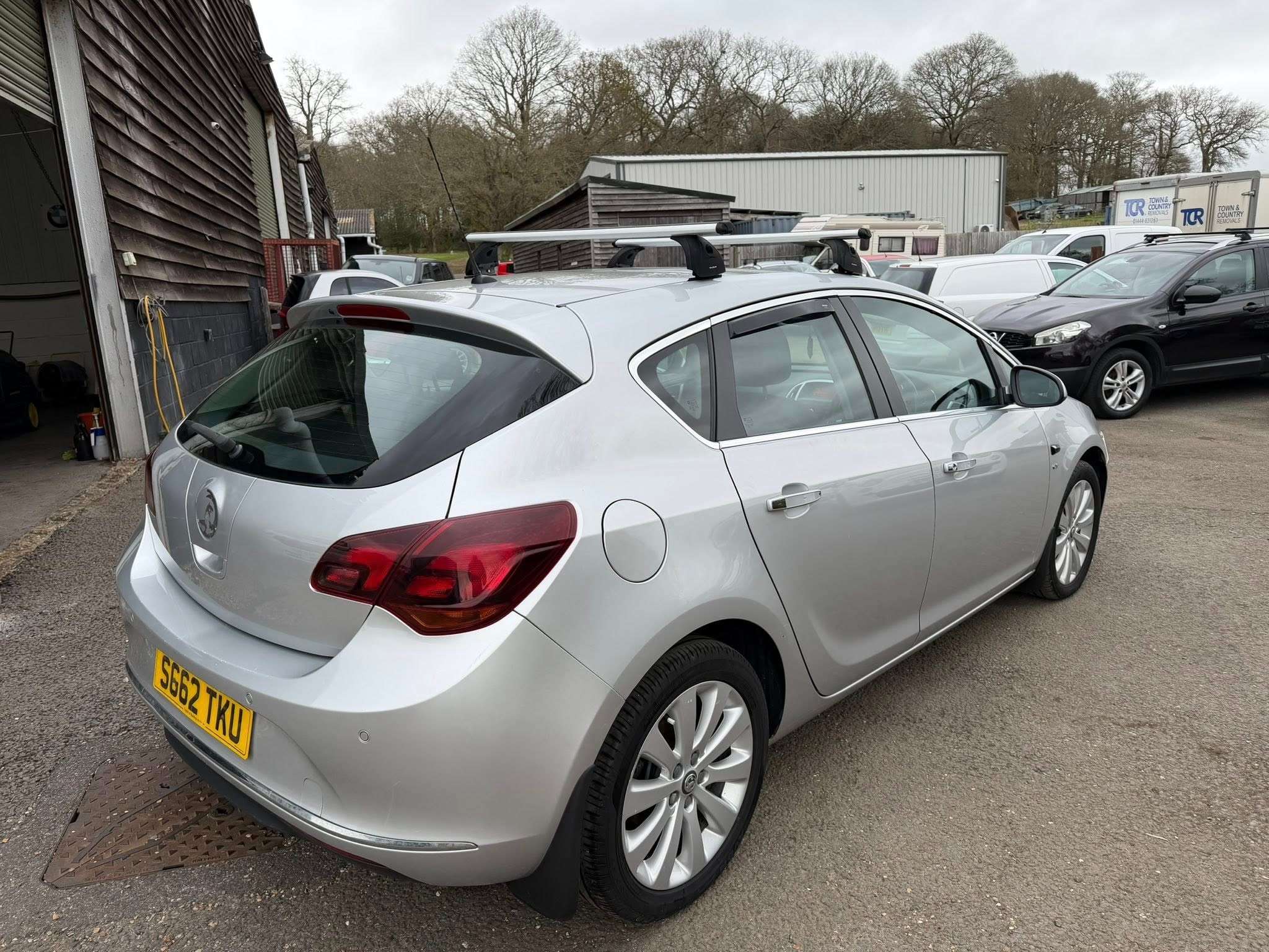 A 2012 VAUXHALL ASTRA 1.6 16v Elite Hatchback 5dr Petrol Manual Euro 5 (115 ps) A 2012 VAUXHALL ASTRA 1.6 16v Elite Hatchback 5dr Petrol Manual Euro 5 (115 ps)