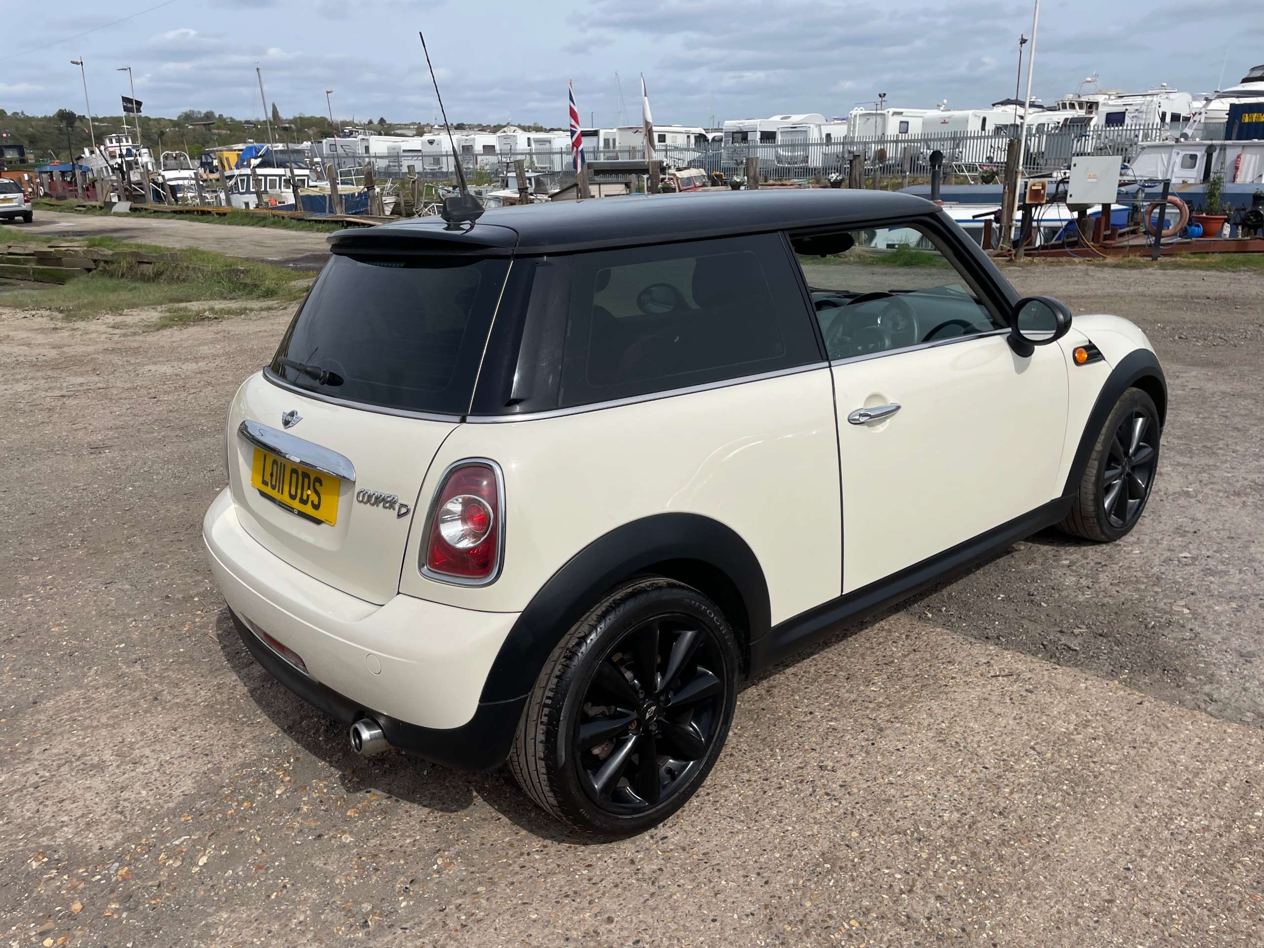 A 2011 MINI HATCH 1.6 Cooper D Hatchback 3dr Diesel Manual Euro 5 (s/s) (112 ps) A 2011 MINI HATCH 1.6 Cooper D Hatchback 3dr Diesel Manual Euro 5 (s/s) (112 ps)