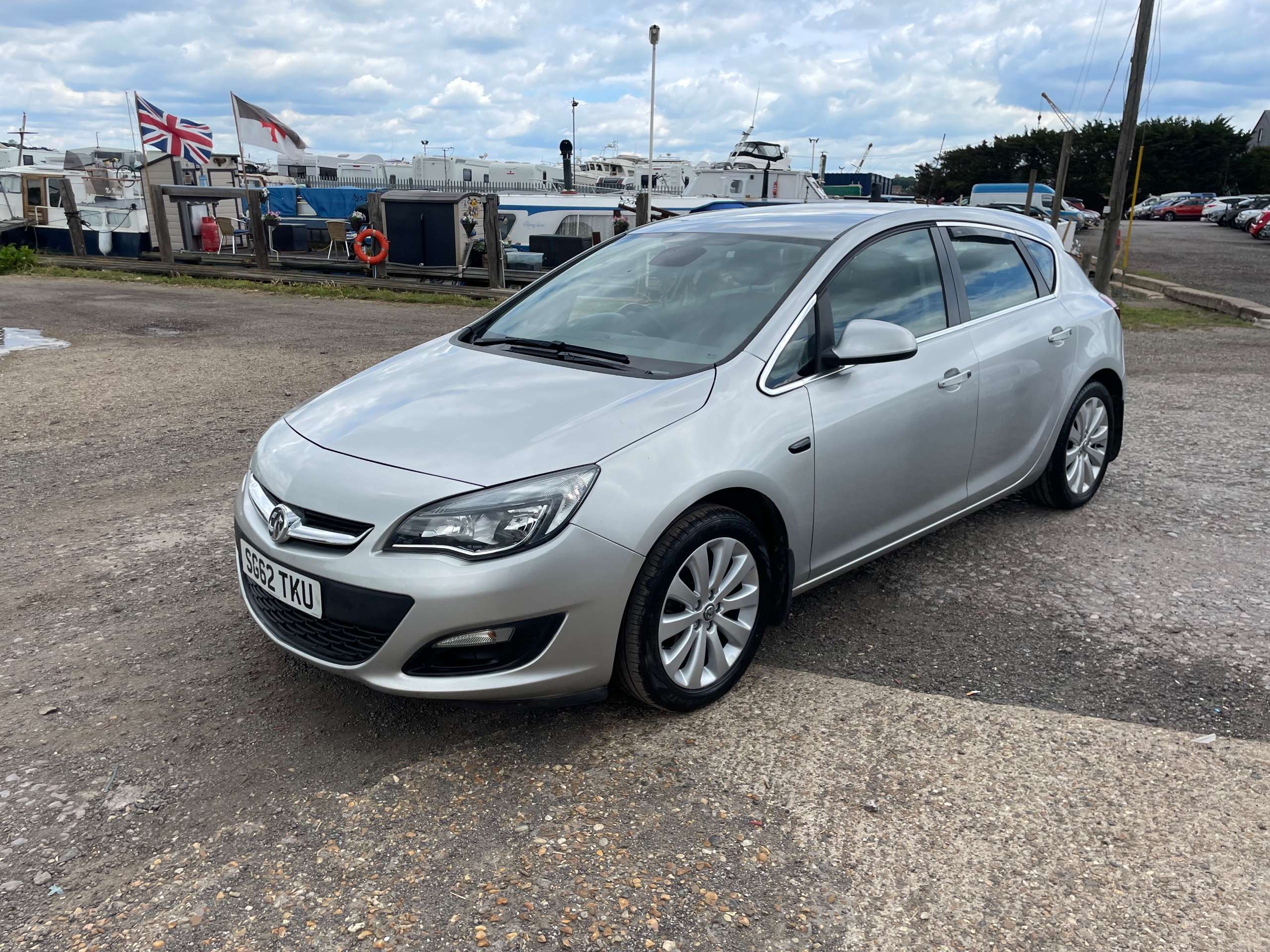 A 2012 VAUXHALL ASTRA 1.6 16v Elite Hatchback 5dr Petrol Manual Euro 5 (115 ps) A 2012 VAUXHALL ASTRA 1.6 16v Elite Hatchback 5dr Petrol Manual Euro 5 (115 ps)