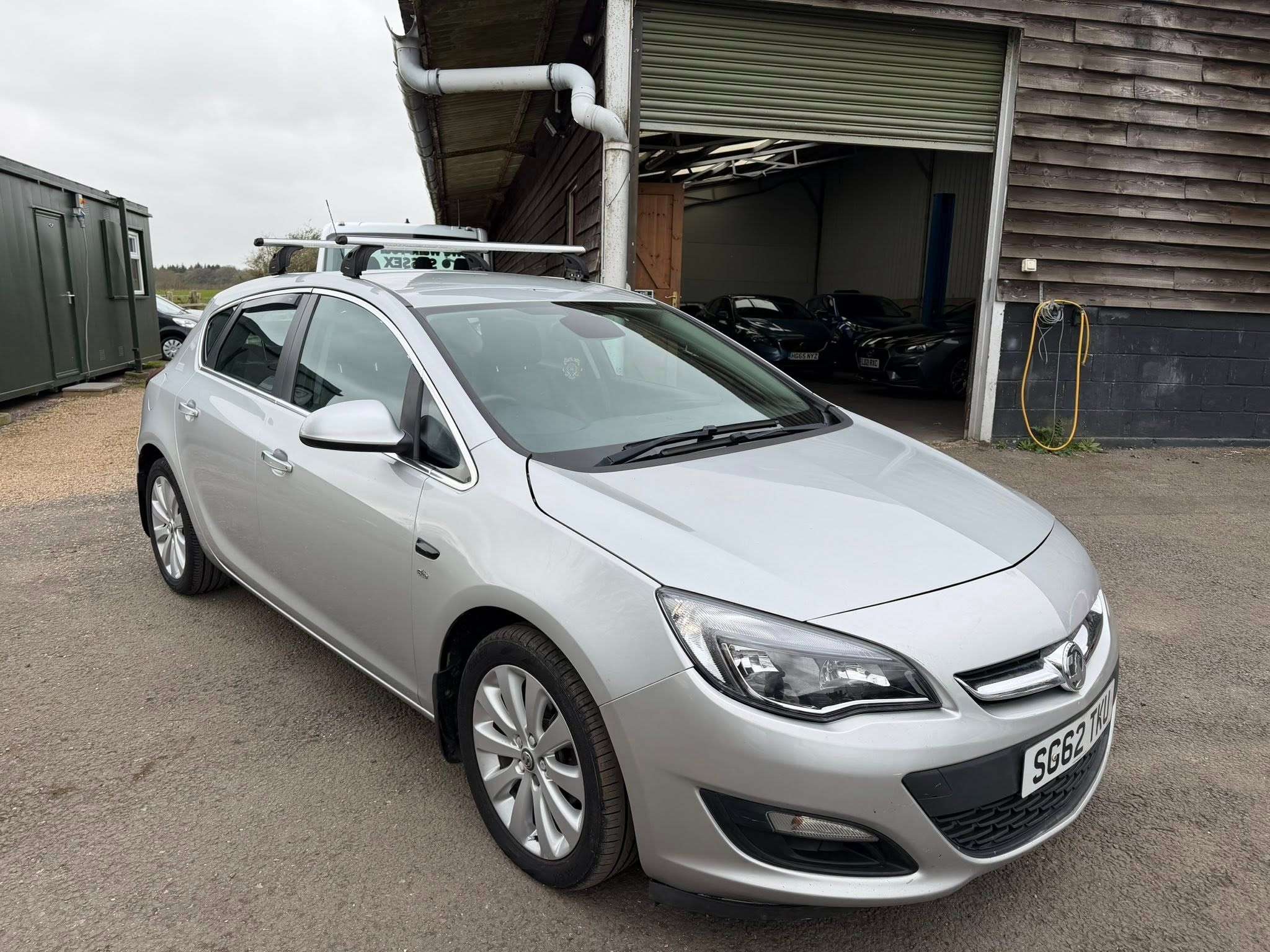 A 2012 VAUXHALL ASTRA 1.6 16v Elite Hatchback 5dr Petrol Manual Euro 5 (115 ps) A 2012 VAUXHALL ASTRA 1.6 16v Elite Hatchback 5dr Petrol Manual Euro 5 (115 ps)