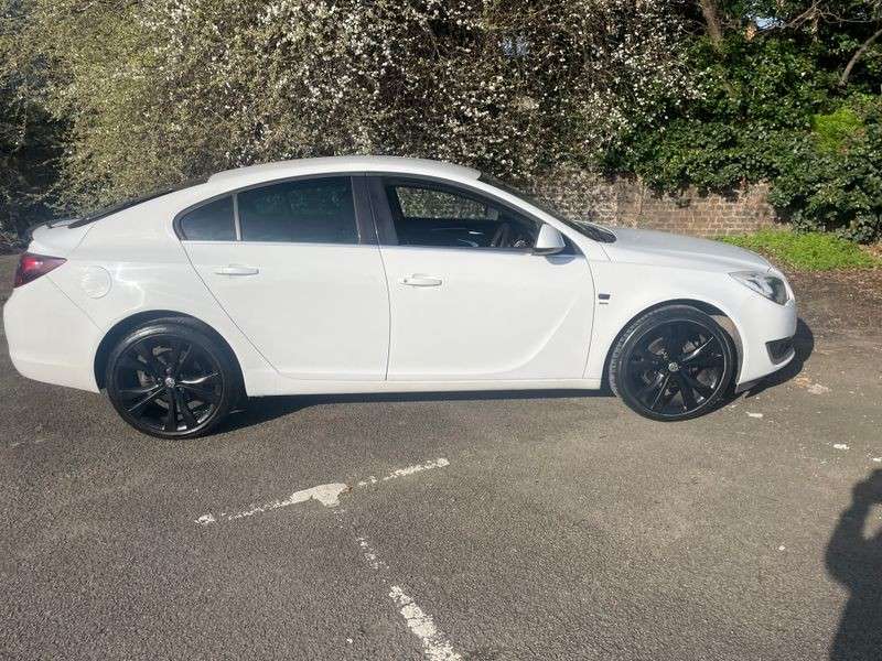 A 2015 VAUXHALL INSIGNIA 1.8 16V SRi Hatchback 5dr Petrol Manual Euro 5 (140 ps) A 2015 VAUXHALL INSIGNIA 1.8 16V SRi Hatchback 5dr Petrol Manual Euro 5 (140 ps)