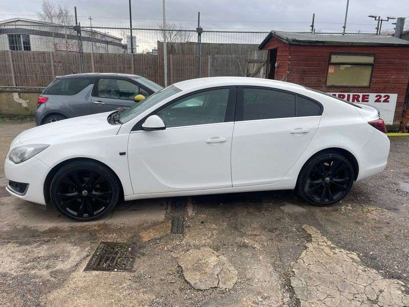 A 2015 VAUXHALL INSIGNIA 1.8 16V SRi Hatchback 5dr Petrol Manual Euro 5 (140 ps) A 2015 VAUXHALL INSIGNIA 1.8 16V SRi Hatchback 5dr Petrol Manual Euro 5 (140 ps)