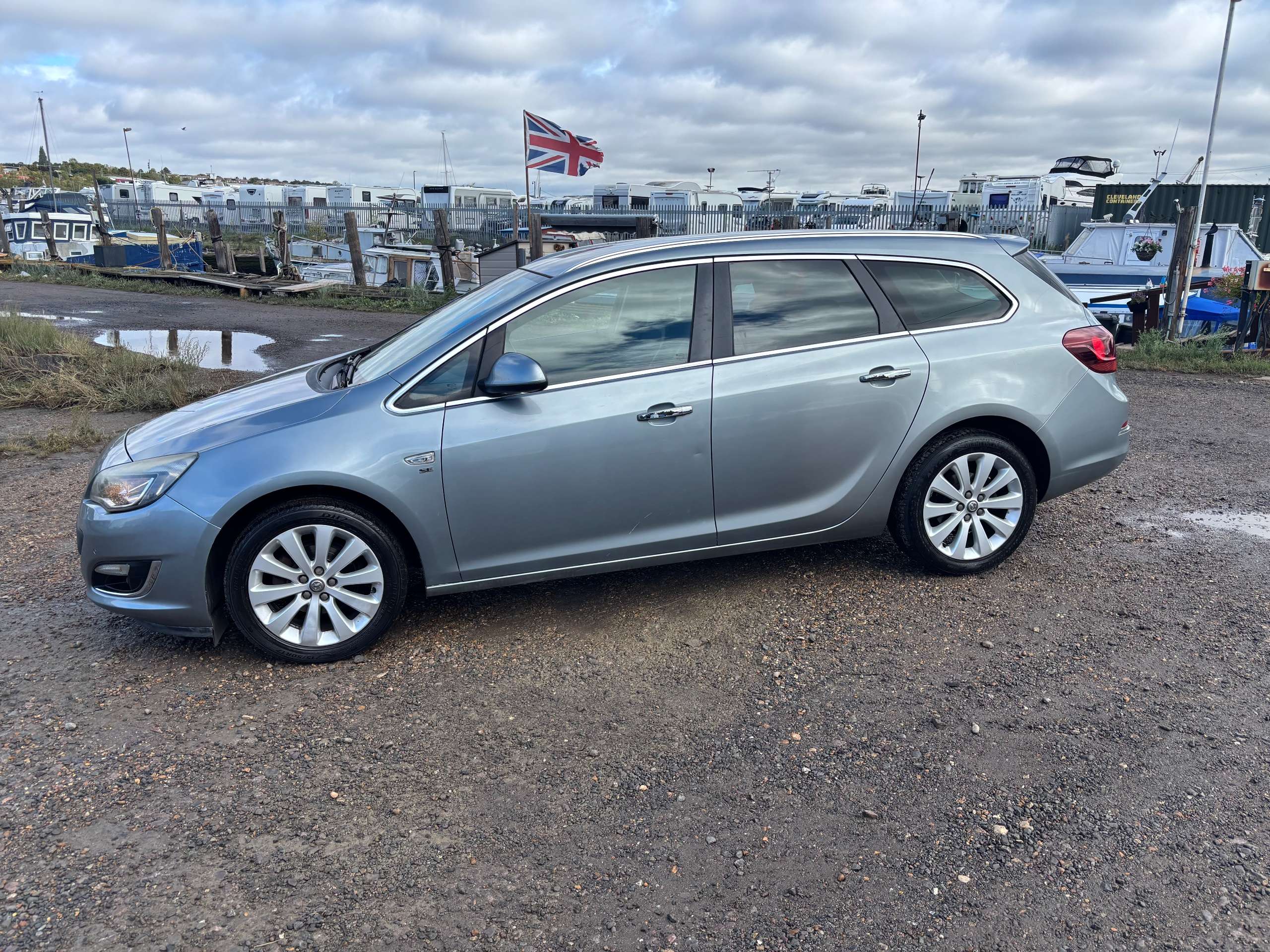 A 2012 VAUXHALL ASTRA 1.6 16V SE Sports Tourer 5dr Petrol Auto Euro 5 (115 ps) A 2012 VAUXHALL ASTRA 1.6 16V SE Sports Tourer 5dr Petrol Auto Euro 5 (115 ps)