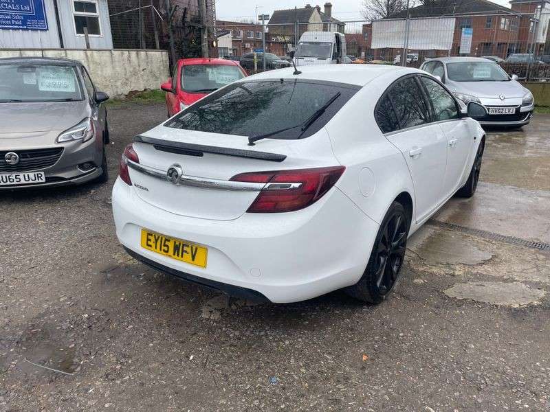 A 2015 VAUXHALL INSIGNIA 1.8 16V SRi Hatchback 5dr Petrol Manual Euro 5 (140 ps) A 2015 VAUXHALL INSIGNIA 1.8 16V SRi Hatchback 5dr Petrol Manual Euro 5 (140 ps)