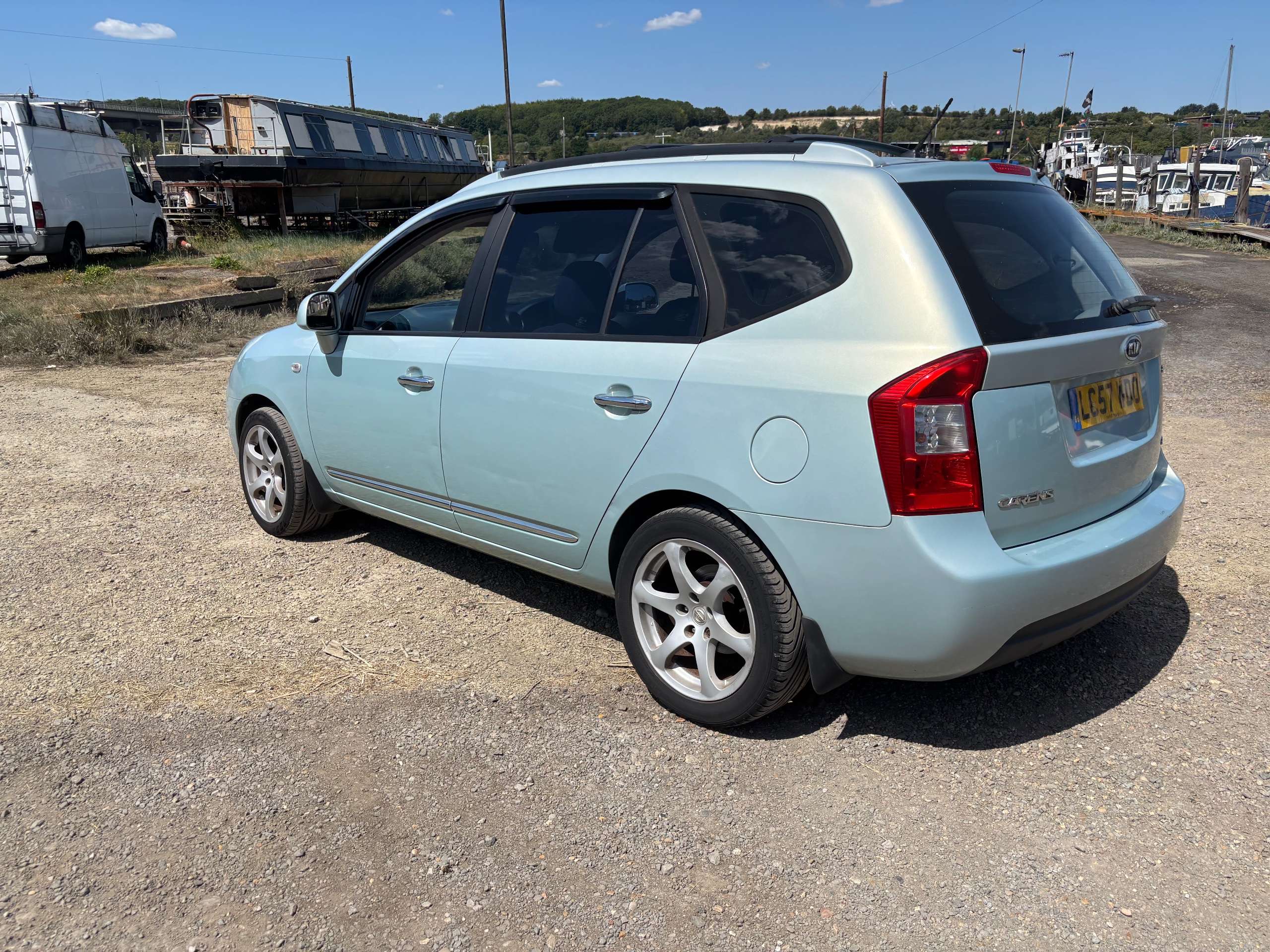 A 2007 KIA CARENS 2.0 CRDi GS MPV 5dr Diesel Manual (165 g/km, 138 bhp) A 2007 KIA CARENS 2.0 CRDi GS MPV 5dr Diesel Manual (165 g/km, 138 bhp)