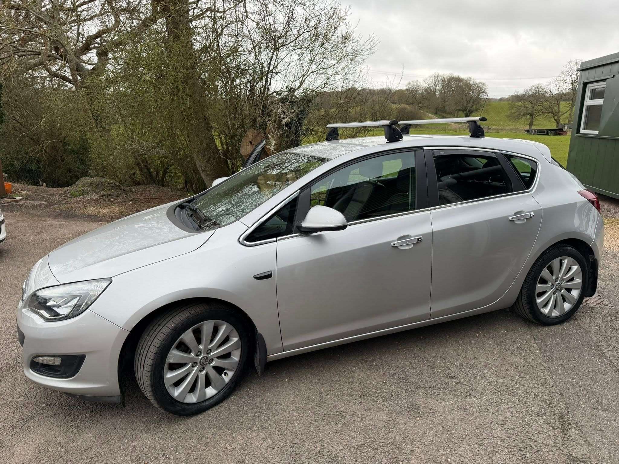 A 2012 VAUXHALL ASTRA 1.6 16v Elite Hatchback 5dr Petrol Manual Euro 5 (115 ps) A 2012 VAUXHALL ASTRA 1.6 16v Elite Hatchback 5dr Petrol Manual Euro 5 (115 ps)