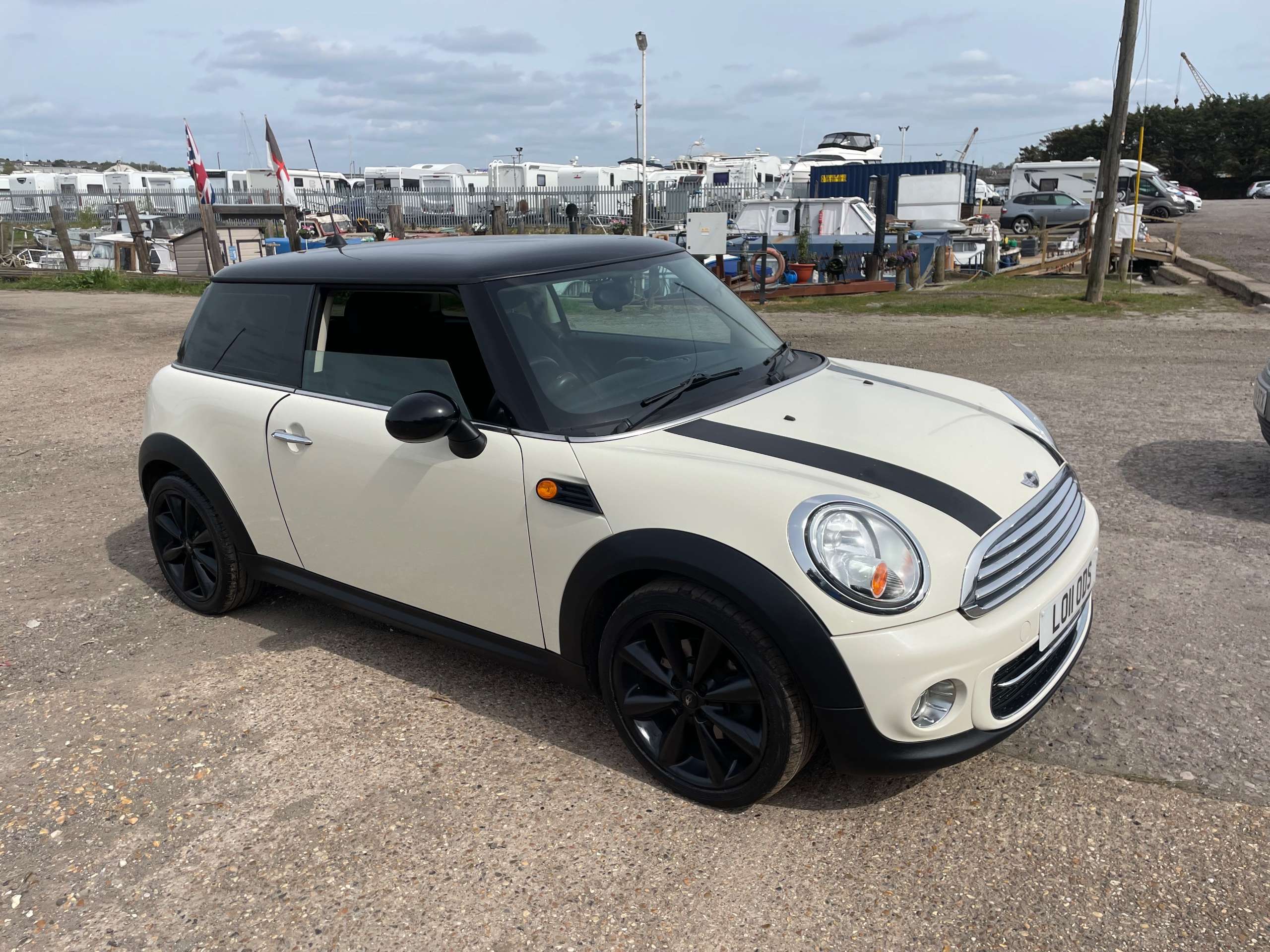 A 2011 MINI HATCH 1.6 Cooper D Hatchback 3dr Diesel Manual Euro 5 (s/s) (112 ps) A 2011 MINI HATCH 1.6 Cooper D Hatchback 3dr Diesel Manual Euro 5 (s/s) (112 ps)