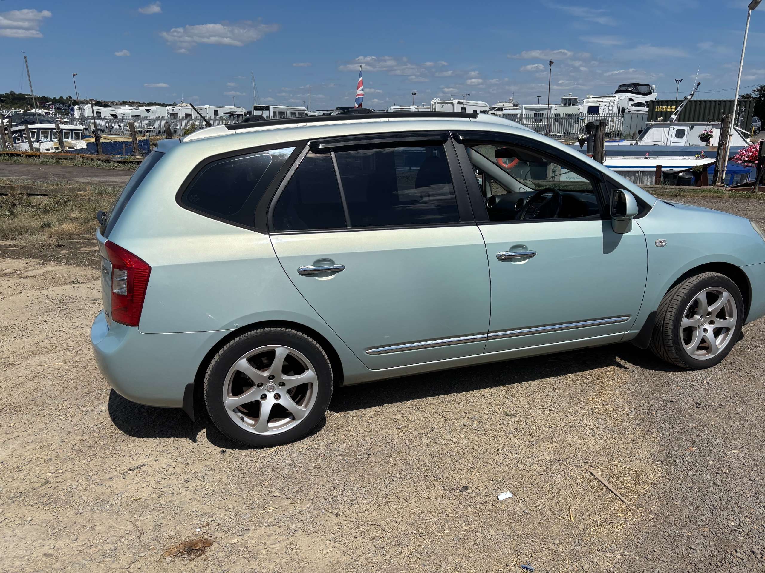 A 2007 KIA CARENS 2.0 CRDi GS MPV 5dr Diesel Manual (165 g/km, 138 bhp) A 2007 KIA CARENS 2.0 CRDi GS MPV 5dr Diesel Manual (165 g/km, 138 bhp)