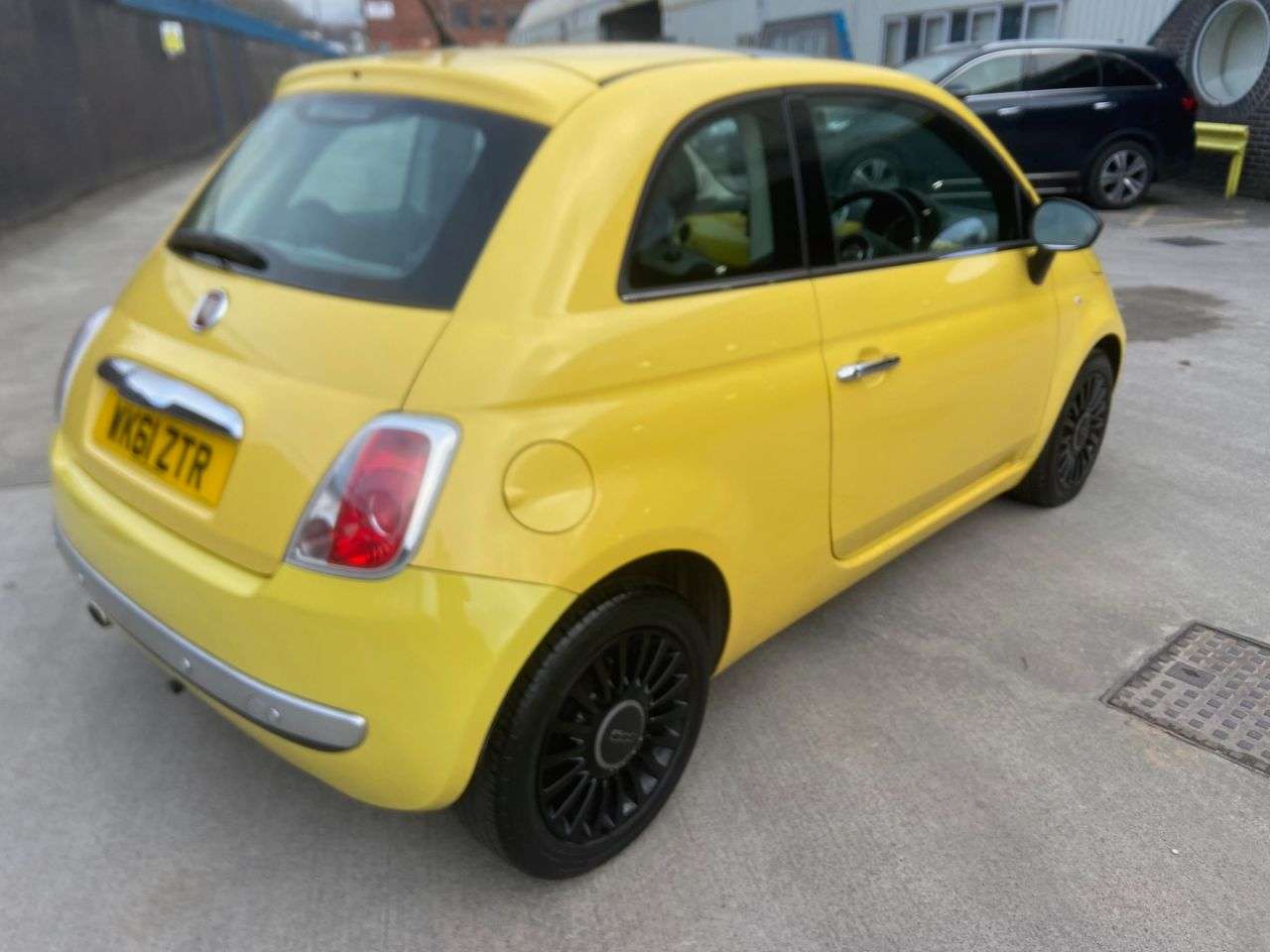 A 2011 FIAT 500 0.9 TwinAir Lounge Hatchback 3dr Petrol Dualogic Euro 5 (s/s) (85 bhp) A 2011 FIAT 500 0.9 TwinAir Lounge Hatchback 3dr Petrol Dualogic Euro 5 (s/s) (85 bhp)