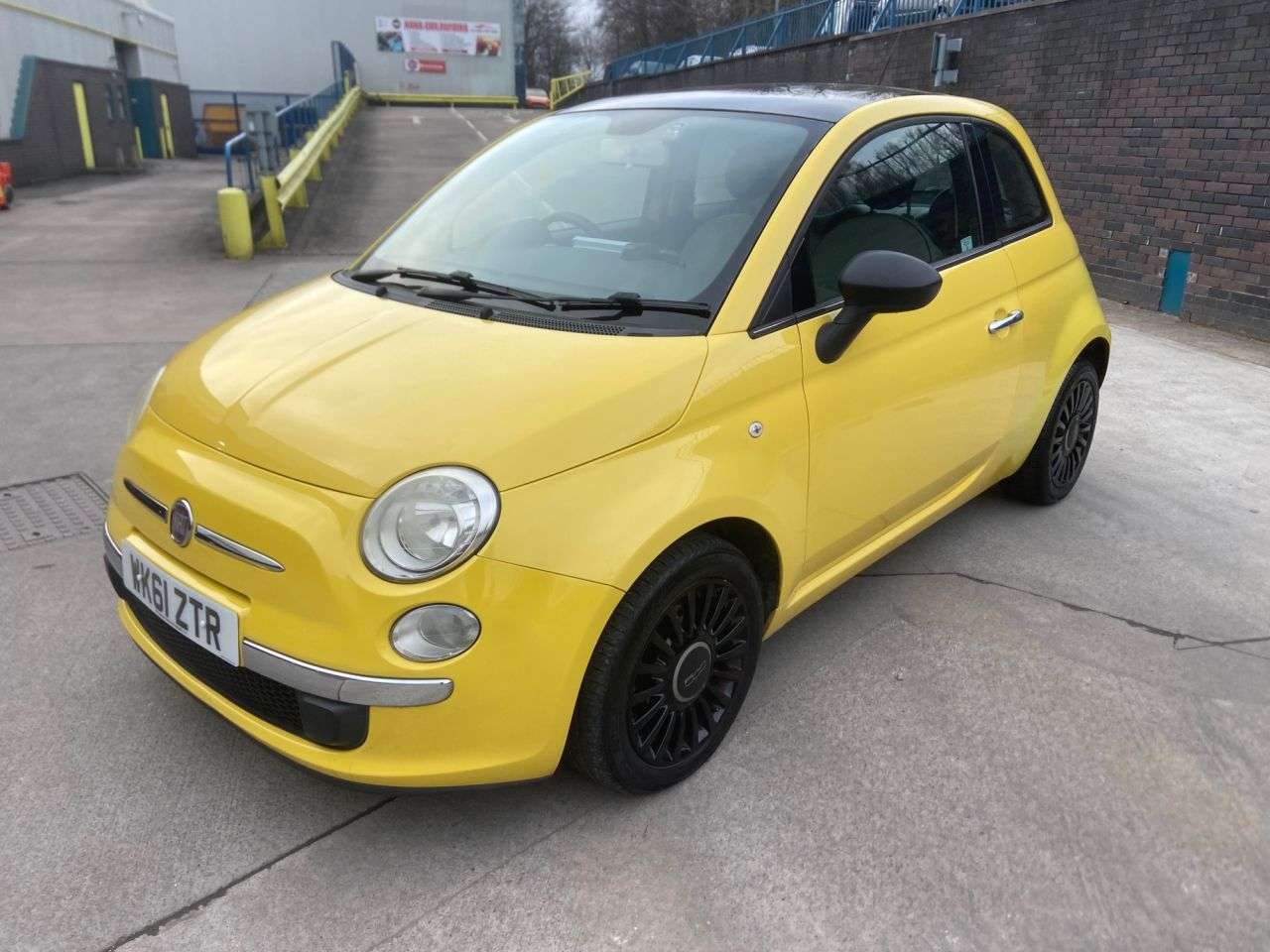 A 2011 FIAT 500 0.9 TwinAir Lounge Hatchback 3dr Petrol Dualogic Euro 5 (s/s) (85 bhp) A 2011 FIAT 500 0.9 TwinAir Lounge Hatchback 3dr Petrol Dualogic Euro 5 (s/s) (85 bhp)