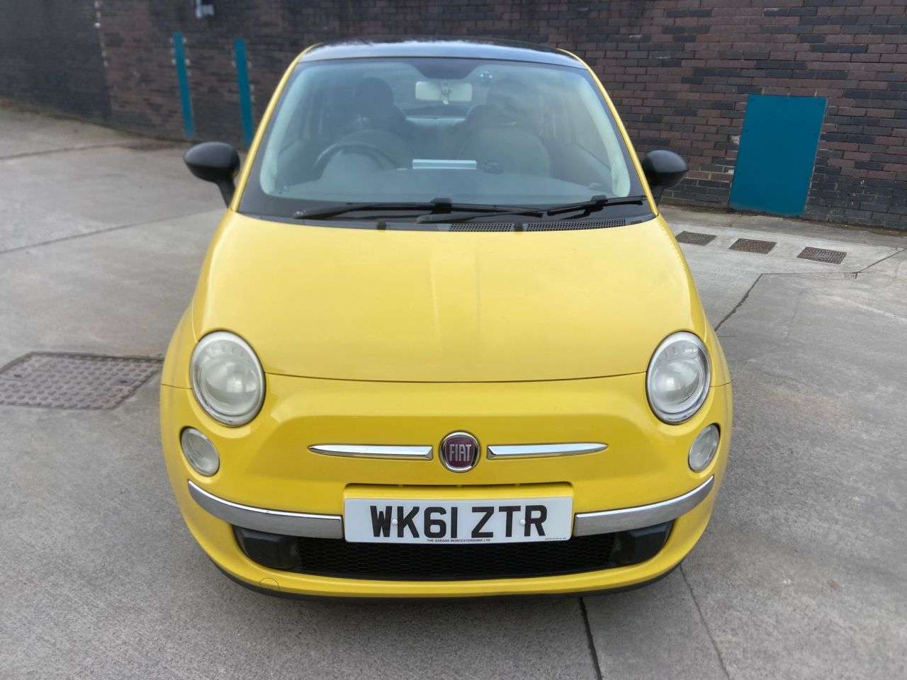 A 2011 FIAT 500 0.9 TwinAir Lounge Hatchback 3dr Petrol Dualogic Euro 5 (s/s) (85 bhp) A 2011 FIAT 500 0.9 TwinAir Lounge Hatchback 3dr Petrol Dualogic Euro 5 (s/s) (85 bhp)