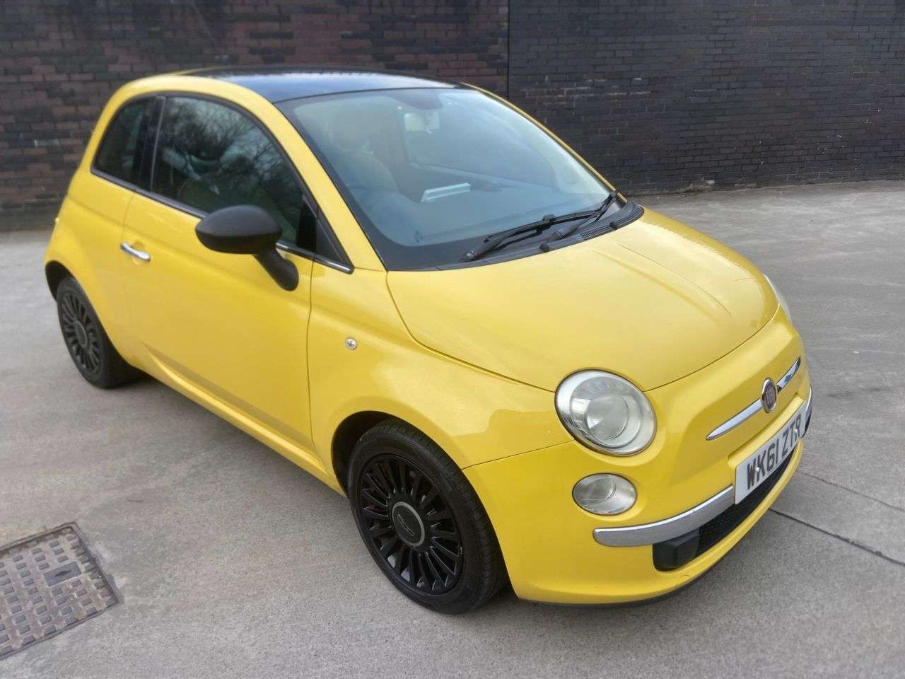 A 2011 FIAT 500 0.9 TwinAir Lounge Hatchback 3dr Petrol Dualogic Euro 5 (s/s) (85 bhp) A 2011 FIAT 500 0.9 TwinAir Lounge Hatchback 3dr Petrol Dualogic Euro 5 (s/s) (85 bhp)
