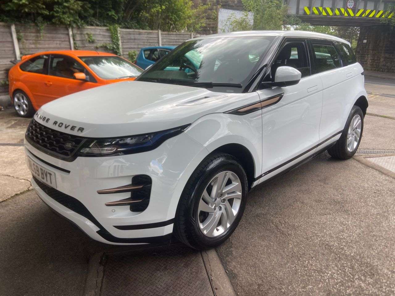 A 2019 LAND ROVER RANGE ROVER EVOQUE R-DYNAMIC S A 2019 LAND ROVER RANGE ROVER EVOQUE R-DYNAMIC S