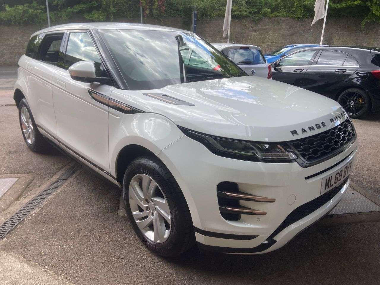 A 2019 LAND ROVER RANGE ROVER EVOQUE R-DYNAMIC S A 2019 LAND ROVER RANGE ROVER EVOQUE R-DYNAMIC S