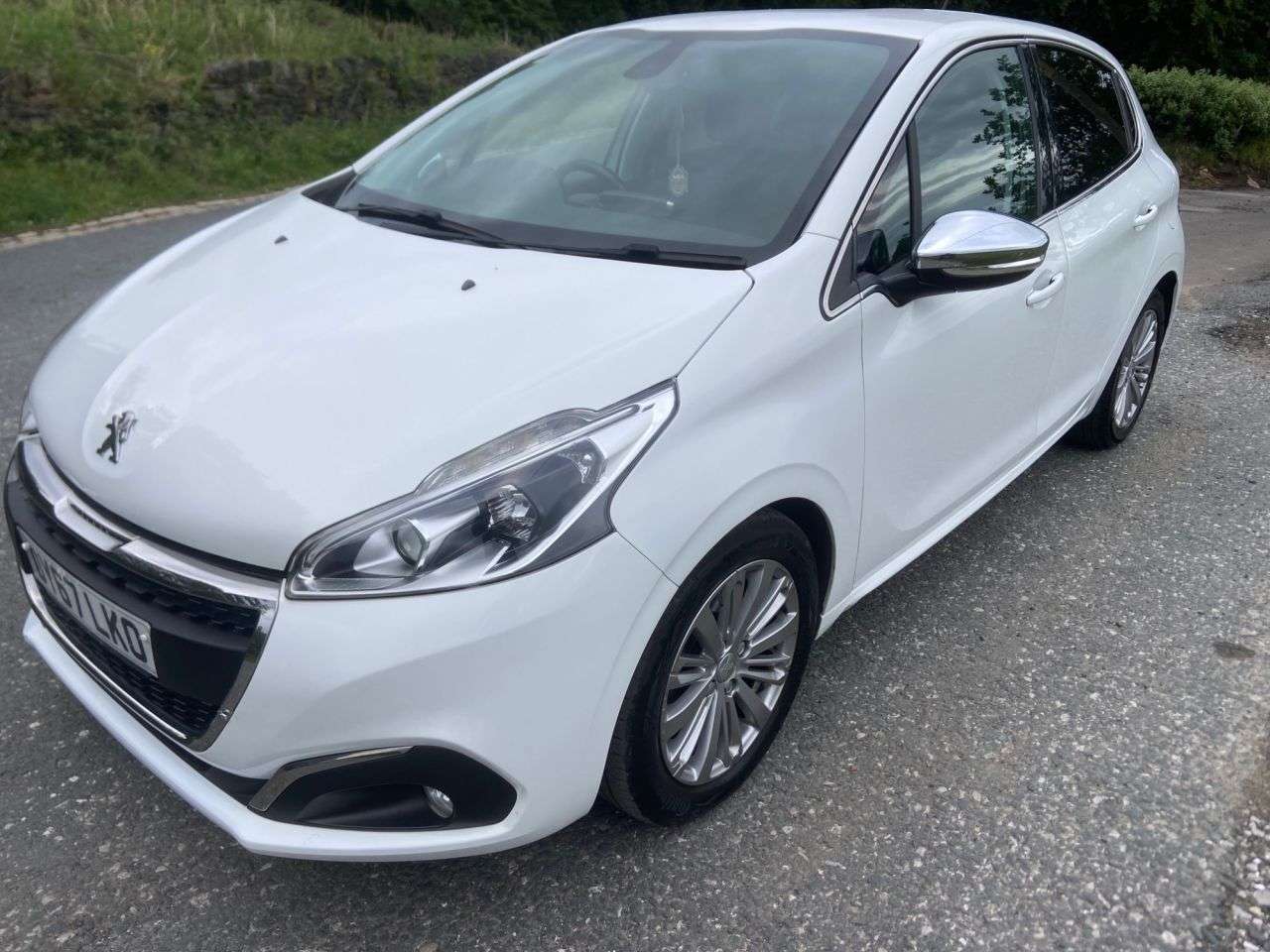 A 2017 PEUGEOT 208 1.6 BlueHDi Allure Hatchback 5dr Diesel Manual Euro 6 (s/s) (100 ps) A 2017 PEUGEOT 208 1.6 BlueHDi Allure Hatchback 5dr Diesel Manual Euro 6 (s/s) (100 ps)