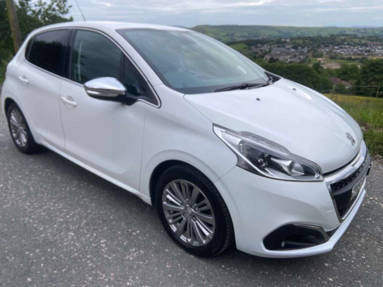 A 2017 PEUGEOT 208 1.6 BlueHDi Allure Hatchback 5dr Diesel Manual Euro 6 (s/s) (100 ps) A 2017 PEUGEOT 208 1.6 BlueHDi Allure Hatchback 5dr Diesel Manual Euro 6 (s/s) (100 ps)