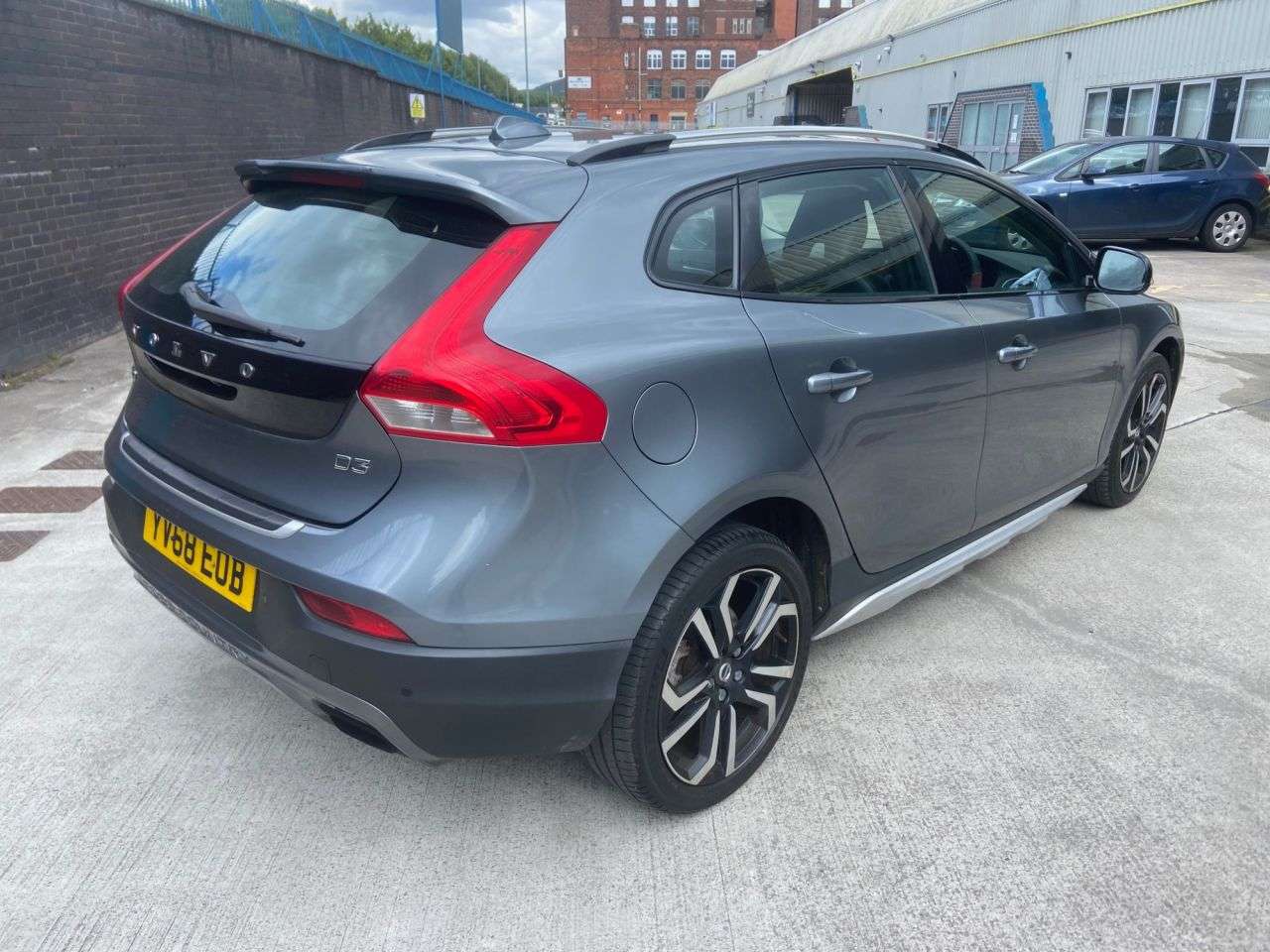 A 2019 VOLVO V40 CROSS COUNTRY 2.0 D3 Pro Hatchback 5dr Diesel Manual Euro 6 (s/s) (150 ps) A 2019 VOLVO V40 CROSS COUNTRY 2.0 D3 Pro Hatchback 5dr Diesel Manual Euro 6 (s/s) (150 ps)