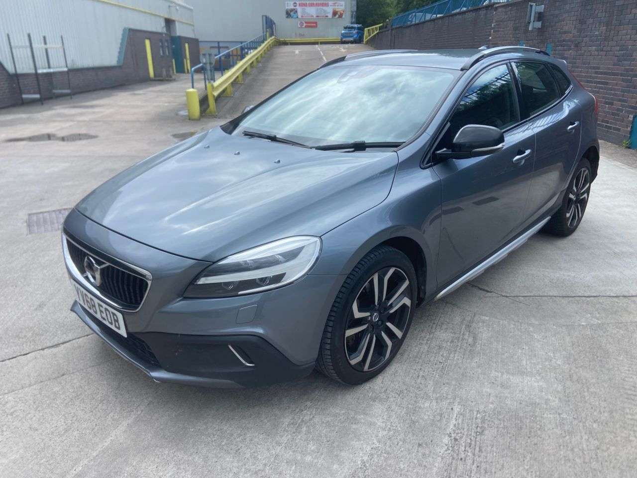 A 2019 VOLVO V40 CROSS COUNTRY 2.0 D3 Pro Hatchback 5dr Diesel Manual Euro 6 (s/s) (150 ps) A 2019 VOLVO V40 CROSS COUNTRY 2.0 D3 Pro Hatchback 5dr Diesel Manual Euro 6 (s/s) (150 ps)