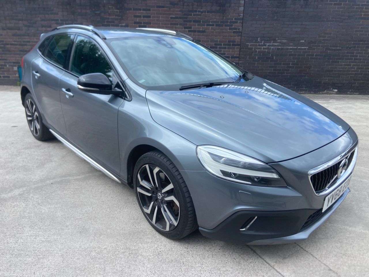A 2019 VOLVO V40 CROSS COUNTRY 2.0 D3 Pro Hatchback 5dr Diesel Manual Euro 6 (s/s) (150 ps) A 2019 VOLVO V40 CROSS COUNTRY 2.0 D3 Pro Hatchback 5dr Diesel Manual Euro 6 (s/s) (150 ps)