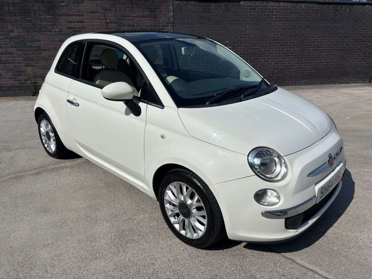 A 2014 FIAT 500 1.2 Lounge Hatchback 3dr Petrol Manual Euro 6 (s/s) (69 bhp) A 2014 FIAT 500 1.2 Lounge Hatchback 3dr Petrol Manual Euro 6 (s/s) (69 bhp)