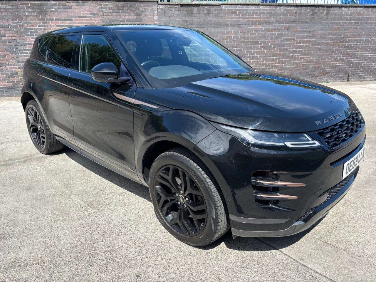 A 2019 LAND ROVER RANGE ROVER EVOQUE 2.0 D150 R-Dynamic SE SUV 5dr Diesel Auto 4WD Euro 6 (s/s) (150 ps) A 2019 LAND ROVER RANGE ROVER EVOQUE 2.0 D150 R-Dynamic SE SUV 5dr Diesel Auto 4WD Euro 6 (s/s) (150 ps)