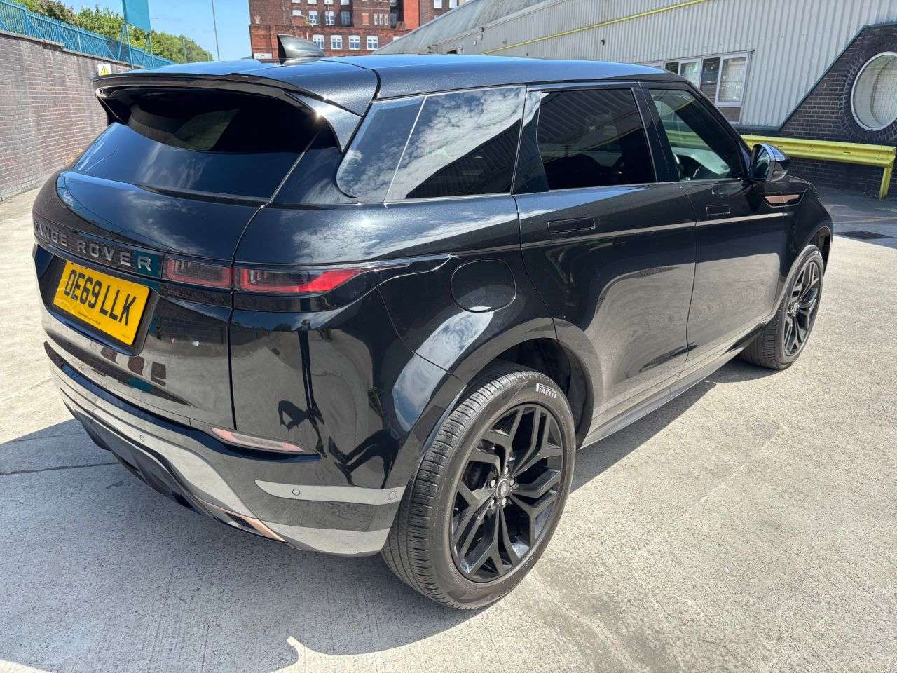 A 2019 LAND ROVER RANGE ROVER EVOQUE 2.0 D150 R-Dynamic SE SUV 5dr Diesel Auto 4WD Euro 6 (s/s) (150 ps) A 2019 LAND ROVER RANGE ROVER EVOQUE 2.0 D150 R-Dynamic SE SUV 5dr Diesel Auto 4WD Euro 6 (s/s) (150 ps)