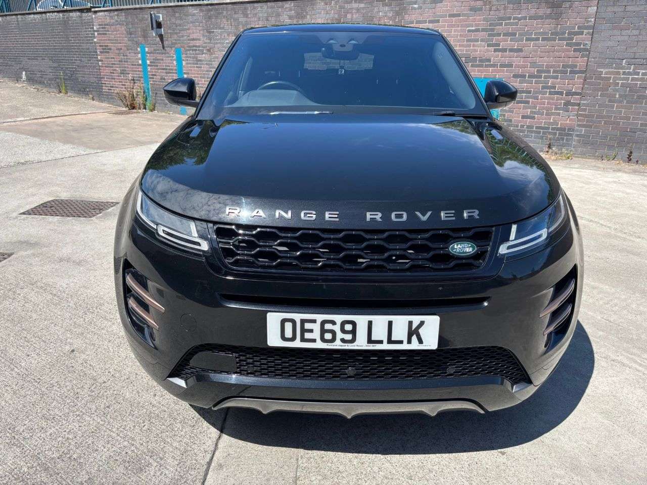 A 2019 LAND ROVER RANGE ROVER EVOQUE 2.0 D150 R-Dynamic SE SUV 5dr Diesel Auto 4WD Euro 6 (s/s) (150 ps) A 2019 LAND ROVER RANGE ROVER EVOQUE 2.0 D150 R-Dynamic SE SUV 5dr Diesel Auto 4WD Euro 6 (s/s) (150 ps)