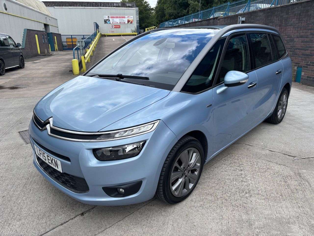 A 2015 CITROEN GRAND C4 PICASSO 1.6 e-HDi Exclusive MPV 5dr Diesel ETG6 Euro 5 (s/s) (115 ps) A 2015 CITROEN GRAND C4 PICASSO 1.6 e-HDi Exclusive MPV 5dr Diesel ETG6 Euro 5 (s/s) (115 ps)