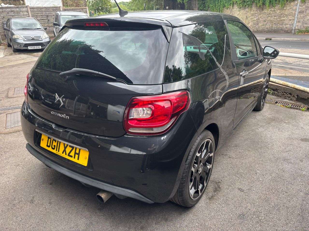 A 2011 CITROEN DS3 1.6 VTi White Hatchback 3dr Petrol Manual Euro 5 (120 ps) A 2011 CITROEN DS3 1.6 VTi White Hatchback 3dr Petrol Manual Euro 5 (120 ps)