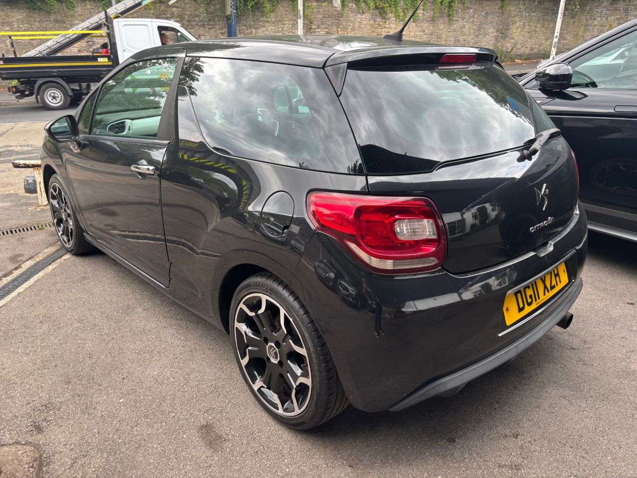 A 2011 CITROEN DS3 1.6 VTi White Hatchback 3dr Petrol Manual Euro 5 (120 ps) A 2011 CITROEN DS3 1.6 VTi White Hatchback 3dr Petrol Manual Euro 5 (120 ps)