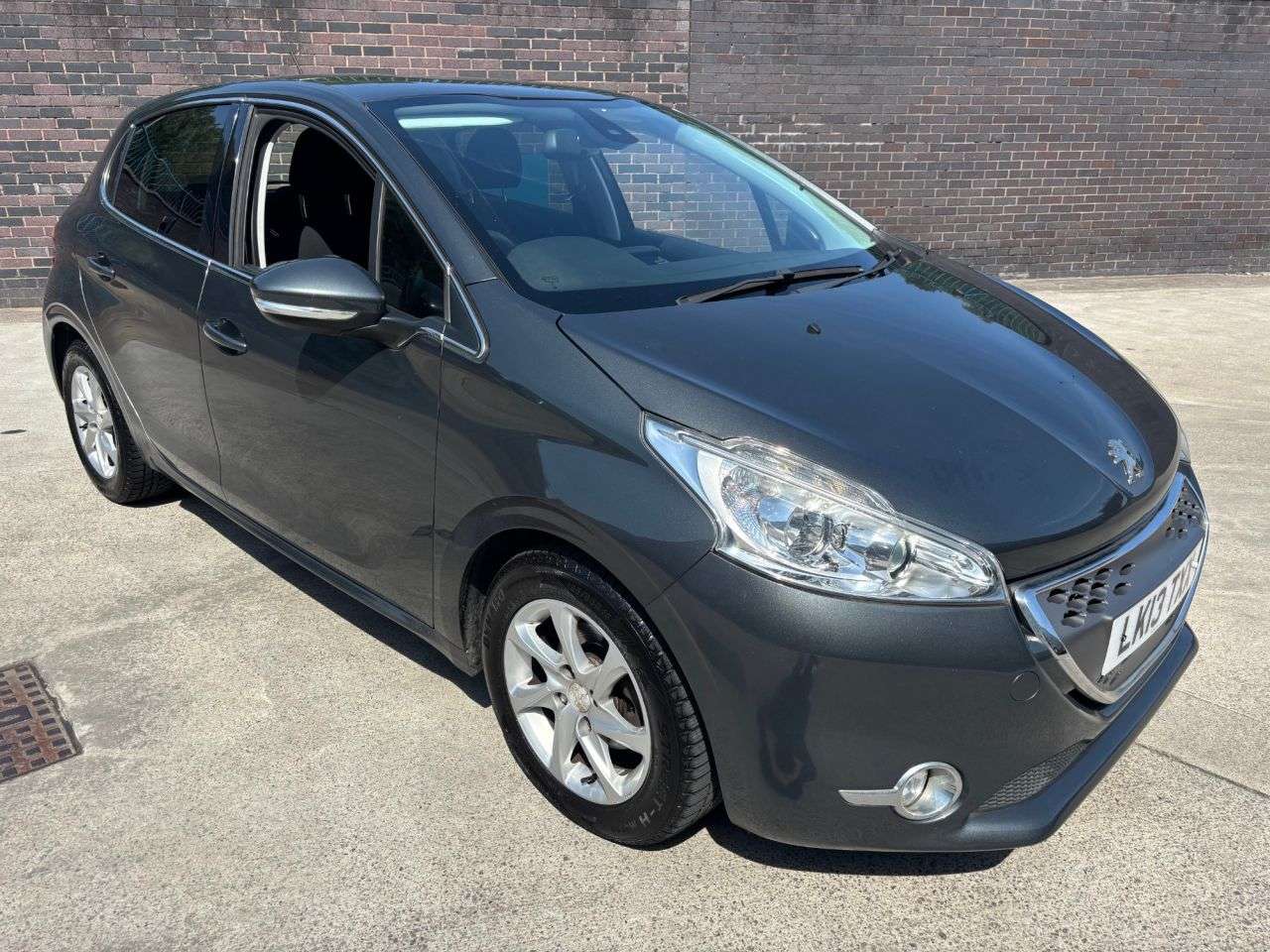 A 2013 PEUGEOT 208 1.4 e-HDi Allure Hatchback 5dr Diesel EGC Euro 5 (s/s) (70 ps) A 2013 PEUGEOT 208 1.4 e-HDi Allure Hatchback 5dr Diesel EGC Euro 5 (s/s) (70 ps)
