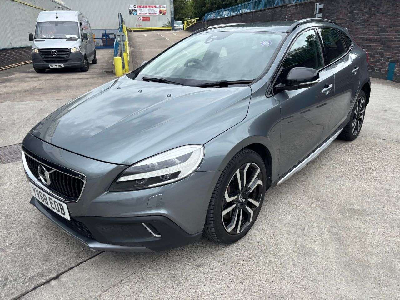 A 2019 VOLVO V40 CROSS COUNTRY 2.0 D3 Pro Hatchback 5dr Diesel Manual Euro 6 (s/s) (150 ps) A 2019 VOLVO V40 CROSS COUNTRY 2.0 D3 Pro Hatchback 5dr Diesel Manual Euro 6 (s/s) (150 ps)